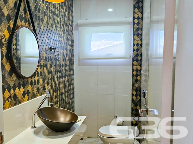 Apresentamos uma residência singular localizada em São Francisco do Sul, SC, no acolhedor bairro Água Branca. Este imóvel de alto padrão, reflete um equilíbrio perfeito entre sofisticação e conforto, distribuído em uma área de 301,81m² em um terreno de 637,50m².

No térreo, a casa apresenta uma suíte, ampla sala de estar com lareira, cozinha planejada com copa integrada, e uma elegante área de festas com churrasqueira e fogão a lenha. A garagem comporta quatro veículos, sendo duas cobertas. O jardim é um verdadeiro refúgio natural, repleto de árvores frutíferas como maracujá, figo e lichia, além de um container adaptado para oficina ou ateliê e um canil.

O andar superior é composto por uma suíte com sacada, mais dois dormitórios igualmente com acesso à sacada e um banheiro social com móveis planejados. Todos os ambientes possuem ar condicionado e sistema de alarme, além de uma infraestrutura moderna com placas de energia solar.

Localizado a apenas alguns km do centro histórico e do Porto de São Francisco do Sul, este imóvel é uma oportunidade excepcional para quem busca um lar com todos os atributos de uma construção moderna, em uma das regiões mais encantadoras de Santa Catarina.

O imóvel é ideal para quem valoriza espaço, privacidade e qualidade de vida, sendo perfeito para moradia ou investimento imobiliário, com potencial para locação residencial ou comercial. Descubra o prazer de viver bem em uma residência que combina beleza, segurança e sustentabilidade.

Para mais informações e agendamento de visitas, entre em contato com a 636 Negócios Imobiliários, e experimente o padrão de excelência em mediação imobiliária que só nossa experiência de mais de 30 anos no mercado pode oferecer.
 
636 NEGÓCIOS IMOBILIÁRIOS: A SUA MELHOR ESCOLHA
Com mais de 30 anos de experiência, a 636 Negócios Imobiliários é sua parceira ideal para encontrar o imóvel perfeito. Estamos prontos para ajudá-lo a fazer deste imóvel o seu novo lar.
 
Telefone: (47) 3451-0636
WhatsApp: (47) 99190-0636
 
Não perca esta oportunidade única. Visite nosso site para mais informações: i636.com.br