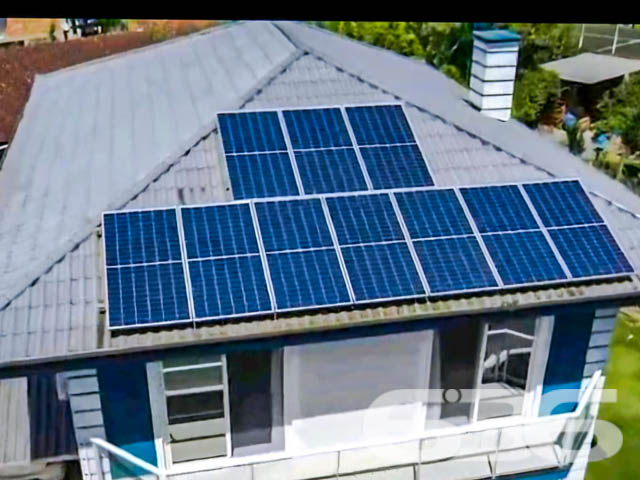 Apresentamos uma residência singular localizada em São Francisco do Sul, SC, no acolhedor bairro Água Branca. Este imóvel de alto padrão, reflete um equilíbrio perfeito entre sofisticação e conforto, distribuído em uma área de 301,81m² em um terreno de 637,50m².

No térreo, a casa apresenta uma suíte, ampla sala de estar com lareira, cozinha planejada com copa integrada, e uma elegante área de festas com churrasqueira e fogão a lenha. A garagem comporta quatro veículos, sendo duas cobertas. O jardim é um verdadeiro refúgio natural, repleto de árvores frutíferas como maracujá, figo e lichia, além de um container adaptado para oficina ou ateliê e um canil.

O andar superior é composto por uma suíte com sacada, mais dois dormitórios igualmente com acesso à sacada e um banheiro social com móveis planejados. Todos os ambientes possuem ar condicionado e sistema de alarme, além de uma infraestrutura moderna com placas de energia solar.

Localizado a apenas alguns km do centro histórico e do Porto de São Francisco do Sul, este imóvel é uma oportunidade excepcional para quem busca um lar com todos os atributos de uma construção moderna, em uma das regiões mais encantadoras de Santa Catarina.

O imóvel é ideal para quem valoriza espaço, privacidade e qualidade de vida, sendo perfeito para moradia ou investimento imobiliário, com potencial para locação residencial ou comercial. Descubra o prazer de viver bem em uma residência que combina beleza, segurança e sustentabilidade.

Para mais informações e agendamento de visitas, entre em contato com a 636 Negócios Imobiliários, e experimente o padrão de excelência em mediação imobiliária que só nossa experiência de mais de 30 anos no mercado pode oferecer.
 
636 NEGÓCIOS IMOBILIÁRIOS: A SUA MELHOR ESCOLHA
Com mais de 30 anos de experiência, a 636 Negócios Imobiliários é sua parceira ideal para encontrar o imóvel perfeito. Estamos prontos para ajudá-lo a fazer deste imóvel o seu novo lar.
 
Telefone: (47) 3451-0636
WhatsApp: (47) 99190-0636
 
Não perca esta oportunidade única. Visite nosso site para mais informações: i636.com.br