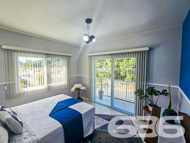 Apresentamos uma residência singular localizada em São Francisco do Sul, SC, no acolhedor bairro Água Branca. Este imóvel de alto padrão, reflete um equilíbrio perfeito entre sofisticação e conforto, distribuído em uma área de 301,81m² em um terreno de 637,50m².

No térreo, a casa apresenta uma suíte, ampla sala de estar com lareira, cozinha planejada com copa integrada, e uma elegante área de festas com churrasqueira e fogão a lenha. A garagem comporta quatro veículos, sendo duas cobertas. O jardim é um verdadeiro refúgio natural, repleto de árvores frutíferas como maracujá, figo e lichia, além de um container adaptado para oficina ou ateliê e um canil.

O andar superior é composto por uma suíte com sacada, mais dois dormitórios igualmente com acesso à sacada e um banheiro social com móveis planejados. Todos os ambientes possuem ar condicionado e sistema de alarme, além de uma infraestrutura moderna com placas de energia solar.

Localizado a apenas alguns km do centro histórico e do Porto de São Francisco do Sul, este imóvel é uma oportunidade excepcional para quem busca um lar com todos os atributos de uma construção moderna, em uma das regiões mais encantadoras de Santa Catarina.

O imóvel é ideal para quem valoriza espaço, privacidade e qualidade de vida, sendo perfeito para moradia ou investimento imobiliário, com potencial para locação residencial ou comercial. Descubra o prazer de viver bem em uma residência que combina beleza, segurança e sustentabilidade.

Para mais informações e agendamento de visitas, entre em contato com a 636 Negócios Imobiliários, e experimente o padrão de excelência em mediação imobiliária que só nossa experiência de mais de 30 anos no mercado pode oferecer.
 
636 NEGÓCIOS IMOBILIÁRIOS: A SUA MELHOR ESCOLHA
Com mais de 30 anos de experiência, a 636 Negócios Imobiliários é sua parceira ideal para encontrar o imóvel perfeito. Estamos prontos para ajudá-lo a fazer deste imóvel o seu novo lar.
 
Telefone: (47) 3451-0636
WhatsApp: (47) 99190-0636
 
Não perca esta oportunidade única. Visite nosso site para mais informações: i636.com.br