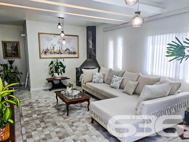 Apresentamos uma residência singular localizada em São Francisco do Sul, SC, no acolhedor bairro Água Branca. Este imóvel de alto padrão, reflete um equilíbrio perfeito entre sofisticação e conforto, distribuído em uma área de 301,81m² em um terreno de 637,50m².

No térreo, a casa apresenta uma suíte, ampla sala de estar com lareira, cozinha planejada com copa integrada, e uma elegante área de festas com churrasqueira e fogão a lenha. A garagem comporta quatro veículos, sendo duas cobertas. O jardim é um verdadeiro refúgio natural, repleto de árvores frutíferas como maracujá, figo e lichia, além de um container adaptado para oficina ou ateliê e um canil.

O andar superior é composto por uma suíte com sacada, mais dois dormitórios igualmente com acesso à sacada e um banheiro social com móveis planejados. Todos os ambientes possuem ar condicionado e sistema de alarme, além de uma infraestrutura moderna com placas de energia solar.

Localizado a apenas alguns km do centro histórico e do Porto de São Francisco do Sul, este imóvel é uma oportunidade excepcional para quem busca um lar com todos os atributos de uma construção moderna, em uma das regiões mais encantadoras de Santa Catarina.

O imóvel é ideal para quem valoriza espaço, privacidade e qualidade de vida, sendo perfeito para moradia ou investimento imobiliário, com potencial para locação residencial ou comercial. Descubra o prazer de viver bem em uma residência que combina beleza, segurança e sustentabilidade.

Para mais informações e agendamento de visitas, entre em contato com a 636 Negócios Imobiliários, e experimente o padrão de excelência em mediação imobiliária que só nossa experiência de mais de 30 anos no mercado pode oferecer.
 
636 NEGÓCIOS IMOBILIÁRIOS: A SUA MELHOR ESCOLHA
Com mais de 30 anos de experiência, a 636 Negócios Imobiliários é sua parceira ideal para encontrar o imóvel perfeito. Estamos prontos para ajudá-lo a fazer deste imóvel o seu novo lar.
 
Telefone: (47) 3451-0636
WhatsApp: (47) 99190-0636
 
Não perca esta oportunidade única. Visite nosso site para mais informações: i636.com.br