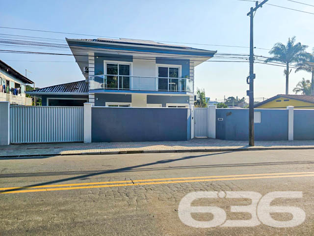 Apresentamos uma residência singular localizada em São Francisco do Sul, SC, no acolhedor bairro Água Branca. Este imóvel de alto padrão, reflete um equilíbrio perfeito entre sofisticação e conforto, distribuído em uma área de 301,81m² em um terreno de 637,50m².

No térreo, a casa apresenta uma suíte, ampla sala de estar com lareira, cozinha planejada com copa integrada, e uma elegante área de festas com churrasqueira e fogão a lenha. A garagem comporta quatro veículos, sendo duas cobertas. O jardim é um verdadeiro refúgio natural, repleto de árvores frutíferas como maracujá, figo e lichia, além de um container adaptado para oficina ou ateliê e um canil.

O andar superior é composto por uma suíte com sacada, mais dois dormitórios igualmente com acesso à sacada e um banheiro social com móveis planejados. Todos os ambientes possuem ar condicionado e sistema de alarme, além de uma infraestrutura moderna com placas de energia solar.

Localizado a apenas alguns km do centro histórico e do Porto de São Francisco do Sul, este imóvel é uma oportunidade excepcional para quem busca um lar com todos os atributos de uma construção moderna, em uma das regiões mais encantadoras de Santa Catarina.

O imóvel é ideal para quem valoriza espaço, privacidade e qualidade de vida, sendo perfeito para moradia ou investimento imobiliário, com potencial para locação residencial ou comercial. Descubra o prazer de viver bem em uma residência que combina beleza, segurança e sustentabilidade.

Para mais informações e agendamento de visitas, entre em contato com a 636 Negócios Imobiliários, e experimente o padrão de excelência em mediação imobiliária que só nossa experiência de mais de 30 anos no mercado pode oferecer.
 
636 NEGÓCIOS IMOBILIÁRIOS: A SUA MELHOR ESCOLHA
Com mais de 30 anos de experiência, a 636 Negócios Imobiliários é sua parceira ideal para encontrar o imóvel perfeito. Estamos prontos para ajudá-lo a fazer deste imóvel o seu novo lar.
 
Telefone: (47) 3451-0636
WhatsApp: (47) 99190-0636
 
Não perca esta oportunidade única. Visite nosso site para mais informações: i636.com.br