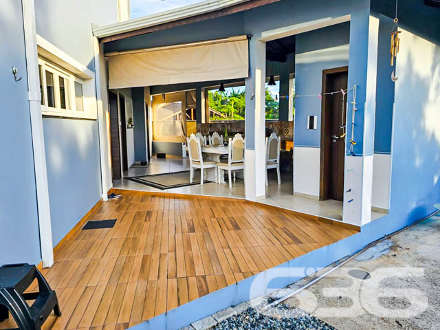 Apresentamos uma residência singular localizada em São Francisco do Sul, SC, no acolhedor bairro Água Branca. Este imóvel de alto padrão, reflete um equilíbrio perfeito entre sofisticação e conforto, distribuído em uma área de 301,81m² em um terreno de 637,50m².

No térreo, a casa apresenta uma suíte, ampla sala de estar com lareira, cozinha planejada com copa integrada, e uma elegante área de festas com churrasqueira e fogão a lenha. A garagem comporta quatro veículos, sendo duas cobertas. O jardim é um verdadeiro refúgio natural, repleto de árvores frutíferas como maracujá, figo e lichia, além de um container adaptado para oficina ou ateliê e um canil.

O andar superior é composto por uma suíte com sacada, mais dois dormitórios igualmente com acesso à sacada e um banheiro social com móveis planejados. Todos os ambientes possuem ar condicionado e sistema de alarme, além de uma infraestrutura moderna com placas de energia solar.

Localizado a apenas alguns km do centro histórico e do Porto de São Francisco do Sul, este imóvel é uma oportunidade excepcional para quem busca um lar com todos os atributos de uma construção moderna, em uma das regiões mais encantadoras de Santa Catarina.

O imóvel é ideal para quem valoriza espaço, privacidade e qualidade de vida, sendo perfeito para moradia ou investimento imobiliário, com potencial para locação residencial ou comercial. Descubra o prazer de viver bem em uma residência que combina beleza, segurança e sustentabilidade.

Para mais informações e agendamento de visitas, entre em contato com a 636 Negócios Imobiliários, e experimente o padrão de excelência em mediação imobiliária que só nossa experiência de mais de 30 anos no mercado pode oferecer.
 
636 NEGÓCIOS IMOBILIÁRIOS: A SUA MELHOR ESCOLHA
Com mais de 30 anos de experiência, a 636 Negócios Imobiliários é sua parceira ideal para encontrar o imóvel perfeito. Estamos prontos para ajudá-lo a fazer deste imóvel o seu novo lar.
 
Telefone: (47) 3451-0636
WhatsApp: (47) 99190-0636
 
Não perca esta oportunidade única. Visite nosso site para mais informações: i636.com.br