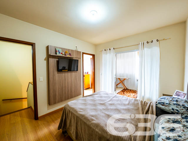 Espaço, Conforto e Tranquilidade em Joinville
Apresentamos um encantador sobrado, situado no coração do bairro Boehmerwald em Joinville - SC, uma localização ideal para quem busca tranquilidade sem abrir mão da conveniência. Estuda permuta.
A residência oferece uma área construída de 100m², distribuída inteligentemente entre espaços convidativos e funcionais. Ao entrar, você será recebido por uma garagem coberta que comporta dois veículos, além de uma garagem descoberta, garantindo facilidade e segurança para sua família.
Internamente, o imóvel é dividido em uma ampla sala de estar, que se integra perfeitamente com a sala de jantar, criando um ambiente agradável para receber amigos e familiares. A cozinha é espaçosa e planejada para facilitar o dia a dia, acompanhada de uma área de serviço prática e uma despensa que aumenta a funcionalidade do ambiente.
A área íntima inclui uma suíte com closet, onde o conforto predomina. As janelas amplas garantem iluminação natural e ventilação, criando uma atmosfera acolhedora. Adicionalmente, a casa possui uma sala íntima, ideal para momentos de descanso e privacidade.
O lazer não é esquecido, com uma churrasqueira perfeita para encontros sociais e festas, além de um quintal que oferece múltiplas possibilidades para jardinagem ou simplesmente desfrutar dos dias ensolarados.
Este imóvel não apenas cumpre todos os requisitos de uma residência confortável e bem localizada, mas também apresenta opções de segurança como muros altos e portão eletrônico, assegurando sua tranquilidade e privacidade.
Convidamos você a descobrir pessoalmente o potencial deste lar. Agende uma visita com um de nossos experientes corretores da 636 Negócios Imobiliários e sinta de perto a atmosfera única que esse imóvel reserva para você e sua família. Transforme essa casa no seu novo lar.
636 NEGÓCIOS IMOBILIÁRIOS: A SUA MELHOR ESCOLHA
Com mais de 30 anos de experiência, a 636 Negócios Imobiliários é sua parceira ideal para encontrar o imóvel perfeito. Estamos prontos para ajudá-lo a fazer deste imóvel o seu novo lar.
Telefone: (47) 3451-0636
WhatsApp: (47) 99190-0636
Não perca esta oportunidade única. Visite nosso site para mais informações: i636.com.br