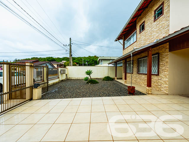 Espaço, Conforto e Tranquilidade em Joinville
Apresentamos um encantador sobrado, situado no coração do bairro Boehmerwald em Joinville - SC, uma localização ideal para quem busca tranquilidade sem abrir mão da conveniência. Estuda permuta.
A residência oferece uma área construída de 100m², distribuída inteligentemente entre espaços convidativos e funcionais. Ao entrar, você será recebido por uma garagem coberta que comporta dois veículos, além de uma garagem descoberta, garantindo facilidade e segurança para sua família.
Internamente, o imóvel é dividido em uma ampla sala de estar, que se integra perfeitamente com a sala de jantar, criando um ambiente agradável para receber amigos e familiares. A cozinha é espaçosa e planejada para facilitar o dia a dia, acompanhada de uma área de serviço prática e uma despensa que aumenta a funcionalidade do ambiente.
A área íntima inclui uma suíte com closet, onde o conforto predomina. As janelas amplas garantem iluminação natural e ventilação, criando uma atmosfera acolhedora. Adicionalmente, a casa possui uma sala íntima, ideal para momentos de descanso e privacidade.
O lazer não é esquecido, com uma churrasqueira perfeita para encontros sociais e festas, além de um quintal que oferece múltiplas possibilidades para jardinagem ou simplesmente desfrutar dos dias ensolarados.
Este imóvel não apenas cumpre todos os requisitos de uma residência confortável e bem localizada, mas também apresenta opções de segurança como muros altos e portão eletrônico, assegurando sua tranquilidade e privacidade.
Convidamos você a descobrir pessoalmente o potencial deste lar. Agende uma visita com um de nossos experientes corretores da 636 Negócios Imobiliários e sinta de perto a atmosfera única que esse imóvel reserva para você e sua família. Transforme essa casa no seu novo lar.
636 NEGÓCIOS IMOBILIÁRIOS: A SUA MELHOR ESCOLHA
Com mais de 30 anos de experiência, a 636 Negócios Imobiliários é sua parceira ideal para encontrar o imóvel perfeito. Estamos prontos para ajudá-lo a fazer deste imóvel o seu novo lar.
Telefone: (47) 3451-0636
WhatsApp: (47) 99190-0636
Não perca esta oportunidade única. Visite nosso site para mais informações: i636.com.br