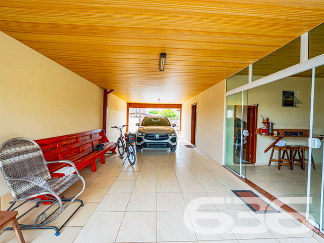Espaço, Conforto e Tranquilidade em Joinville
Apresentamos um encantador sobrado, situado no coração do bairro Boehmerwald em Joinville - SC, uma localização ideal para quem busca tranquilidade sem abrir mão da conveniência. Estuda permuta.
A residência oferece uma área construída de 100m², distribuída inteligentemente entre espaços convidativos e funcionais. Ao entrar, você será recebido por uma garagem coberta que comporta dois veículos, além de uma garagem descoberta, garantindo facilidade e segurança para sua família.
Internamente, o imóvel é dividido em uma ampla sala de estar, que se integra perfeitamente com a sala de jantar, criando um ambiente agradável para receber amigos e familiares. A cozinha é espaçosa e planejada para facilitar o dia a dia, acompanhada de uma área de serviço prática e uma despensa que aumenta a funcionalidade do ambiente.
A área íntima inclui uma suíte com closet, onde o conforto predomina. As janelas amplas garantem iluminação natural e ventilação, criando uma atmosfera acolhedora. Adicionalmente, a casa possui uma sala íntima, ideal para momentos de descanso e privacidade.
O lazer não é esquecido, com uma churrasqueira perfeita para encontros sociais e festas, além de um quintal que oferece múltiplas possibilidades para jardinagem ou simplesmente desfrutar dos dias ensolarados.
Este imóvel não apenas cumpre todos os requisitos de uma residência confortável e bem localizada, mas também apresenta opções de segurança como muros altos e portão eletrônico, assegurando sua tranquilidade e privacidade.
Convidamos você a descobrir pessoalmente o potencial deste lar. Agende uma visita com um de nossos experientes corretores da 636 Negócios Imobiliários e sinta de perto a atmosfera única que esse imóvel reserva para você e sua família. Transforme essa casa no seu novo lar.
636 NEGÓCIOS IMOBILIÁRIOS: A SUA MELHOR ESCOLHA
Com mais de 30 anos de experiência, a 636 Negócios Imobiliários é sua parceira ideal para encontrar o imóvel perfeito. Estamos prontos para ajudá-lo a fazer deste imóvel o seu novo lar.
Telefone: (47) 3451-0636
WhatsApp: (47) 99190-0636
Não perca esta oportunidade única. Visite nosso site para mais informações: i636.com.br