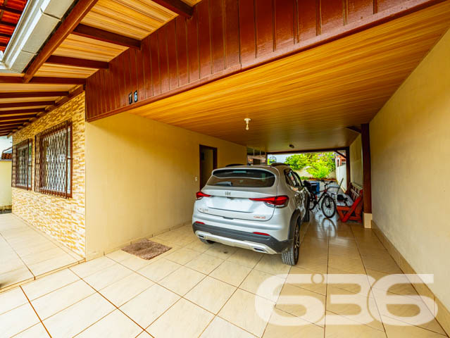 Espaço, Conforto e Tranquilidade em Joinville
Apresentamos um encantador sobrado, situado no coração do bairro Boehmerwald em Joinville - SC, uma localização ideal para quem busca tranquilidade sem abrir mão da conveniência. Estuda permuta.
A residência oferece uma área construída de 100m², distribuída inteligentemente entre espaços convidativos e funcionais. Ao entrar, você será recebido por uma garagem coberta que comporta dois veículos, além de uma garagem descoberta, garantindo facilidade e segurança para sua família.
Internamente, o imóvel é dividido em uma ampla sala de estar, que se integra perfeitamente com a sala de jantar, criando um ambiente agradável para receber amigos e familiares. A cozinha é espaçosa e planejada para facilitar o dia a dia, acompanhada de uma área de serviço prática e uma despensa que aumenta a funcionalidade do ambiente.
A área íntima inclui uma suíte com closet, onde o conforto predomina. As janelas amplas garantem iluminação natural e ventilação, criando uma atmosfera acolhedora. Adicionalmente, a casa possui uma sala íntima, ideal para momentos de descanso e privacidade.
O lazer não é esquecido, com uma churrasqueira perfeita para encontros sociais e festas, além de um quintal que oferece múltiplas possibilidades para jardinagem ou simplesmente desfrutar dos dias ensolarados.
Este imóvel não apenas cumpre todos os requisitos de uma residência confortável e bem localizada, mas também apresenta opções de segurança como muros altos e portão eletrônico, assegurando sua tranquilidade e privacidade.
Convidamos você a descobrir pessoalmente o potencial deste lar. Agende uma visita com um de nossos experientes corretores da 636 Negócios Imobiliários e sinta de perto a atmosfera única que esse imóvel reserva para você e sua família. Transforme essa casa no seu novo lar.
636 NEGÓCIOS IMOBILIÁRIOS: A SUA MELHOR ESCOLHA
Com mais de 30 anos de experiência, a 636 Negócios Imobiliários é sua parceira ideal para encontrar o imóvel perfeito. Estamos prontos para ajudá-lo a fazer deste imóvel o seu novo lar.
Telefone: (47) 3451-0636
WhatsApp: (47) 99190-0636
Não perca esta oportunidade única. Visite nosso site para mais informações: i636.com.br