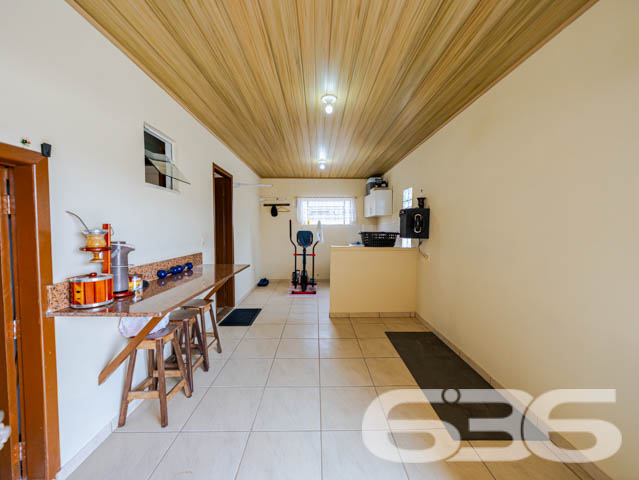 Espaço, Conforto e Tranquilidade em Joinville
Apresentamos um encantador sobrado, situado no coração do bairro Boehmerwald em Joinville - SC, uma localização ideal para quem busca tranquilidade sem abrir mão da conveniência. Estuda permuta.
A residência oferece uma área construída de 100m², distribuída inteligentemente entre espaços convidativos e funcionais. Ao entrar, você será recebido por uma garagem coberta que comporta dois veículos, além de uma garagem descoberta, garantindo facilidade e segurança para sua família.
Internamente, o imóvel é dividido em uma ampla sala de estar, que se integra perfeitamente com a sala de jantar, criando um ambiente agradável para receber amigos e familiares. A cozinha é espaçosa e planejada para facilitar o dia a dia, acompanhada de uma área de serviço prática e uma despensa que aumenta a funcionalidade do ambiente.
A área íntima inclui uma suíte com closet, onde o conforto predomina. As janelas amplas garantem iluminação natural e ventilação, criando uma atmosfera acolhedora. Adicionalmente, a casa possui uma sala íntima, ideal para momentos de descanso e privacidade.
O lazer não é esquecido, com uma churrasqueira perfeita para encontros sociais e festas, além de um quintal que oferece múltiplas possibilidades para jardinagem ou simplesmente desfrutar dos dias ensolarados.
Este imóvel não apenas cumpre todos os requisitos de uma residência confortável e bem localizada, mas também apresenta opções de segurança como muros altos e portão eletrônico, assegurando sua tranquilidade e privacidade.
Convidamos você a descobrir pessoalmente o potencial deste lar. Agende uma visita com um de nossos experientes corretores da 636 Negócios Imobiliários e sinta de perto a atmosfera única que esse imóvel reserva para você e sua família. Transforme essa casa no seu novo lar.
636 NEGÓCIOS IMOBILIÁRIOS: A SUA MELHOR ESCOLHA
Com mais de 30 anos de experiência, a 636 Negócios Imobiliários é sua parceira ideal para encontrar o imóvel perfeito. Estamos prontos para ajudá-lo a fazer deste imóvel o seu novo lar.
Telefone: (47) 3451-0636
WhatsApp: (47) 99190-0636
Não perca esta oportunidade única. Visite nosso site para mais informações: i636.com.br