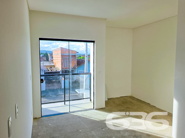 Apresentamos a você a oportunidade de adquirir um sobrado excepcional, localizado em Joinville, SC, no bairro Adhemar Garcia, com infraestrutura completa e rua pavimentada. Este imóvel com 75,28m² de área, oferece um layout ideal para a vida moderna em um terreno de 80,00m².

A casa possui uma composição interna bem planejada, incluindo uma garagem, dois dormitórios aconchegantes, um banheiro completo, sala de estar espaçosa, lavabo, churrasqueira integrada, áreas de serviço práticas, além de uma sacada encantadora. A copa e a cozinha são conjugadas, criando um ambiente agradável para cozinhar e socializar.

Ideal para quem busca uma residência com qualidade de construção, design moderno e facilidades urbanas, este sobrado em Joinville é uma escolha perfeita para você e sua família. A 636 Negócios Imobiliários tem o prazer de apresentar este imóvel, refletindo nossa experiência de mais de 30 anos no mercado imobiliário e nosso compromisso em oferecer não apenas uma casa, mas um lar para nossos clientes. Visite e veja por si mesmo por que este imóvel é uma oportunidade imperdível.
 
636 NEGÓCIOS IMOBILIÁRIOS: A SUA MELHOR ESCOLHA
Com mais de 30 anos de experiência, a 636 Negócios Imobiliários é sua parceira ideal para encontrar o imóvel perfeito. Estamos prontos para ajudá-lo a fazer deste imóvel o seu novo lar.
 
Telefone: (47) 3451-0636
WhatsApp: (47) 99190-0636
 
Não perca esta oportunidade única. Visite nosso site para mais informações: i636.com.br