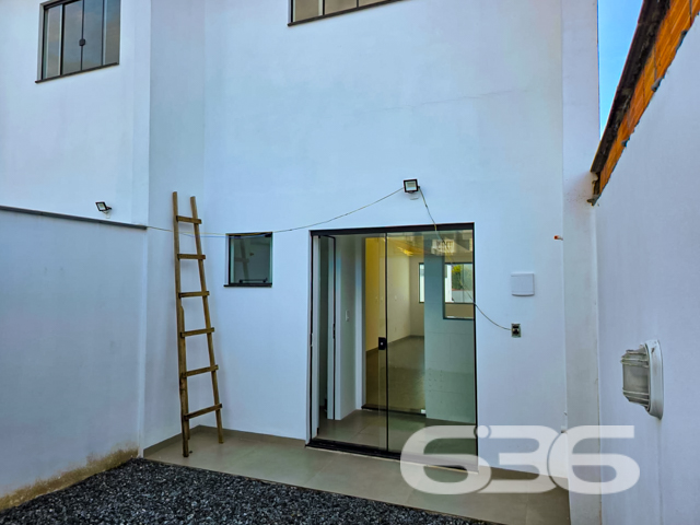 Apresentamos a você a oportunidade de adquirir um sobrado excepcional, localizado em Joinville, SC, no bairro Adhemar Garcia, com infraestrutura completa e rua pavimentada. Este imóvel com 75,28m² de área, oferece um layout ideal para a vida moderna em um terreno de 80,00m².

A casa possui uma composição interna bem planejada, incluindo uma garagem, dois dormitórios aconchegantes, um banheiro completo, sala de estar espaçosa, lavabo, churrasqueira integrada, áreas de serviço práticas, além de uma sacada encantadora. A copa e a cozinha são conjugadas, criando um ambiente agradável para cozinhar e socializar.

Ideal para quem busca uma residência com qualidade de construção, design moderno e facilidades urbanas, este sobrado em Joinville é uma escolha perfeita para você e sua família. A 636 Negócios Imobiliários tem o prazer de apresentar este imóvel, refletindo nossa experiência de mais de 30 anos no mercado imobiliário e nosso compromisso em oferecer não apenas uma casa, mas um lar para nossos clientes. Visite e veja por si mesmo por que este imóvel é uma oportunidade imperdível.
 
636 NEGÓCIOS IMOBILIÁRIOS: A SUA MELHOR ESCOLHA
Com mais de 30 anos de experiência, a 636 Negócios Imobiliários é sua parceira ideal para encontrar o imóvel perfeito. Estamos prontos para ajudá-lo a fazer deste imóvel o seu novo lar.
 
Telefone: (47) 3451-0636
WhatsApp: (47) 99190-0636
 
Não perca esta oportunidade única. Visite nosso site para mais informações: i636.com.br