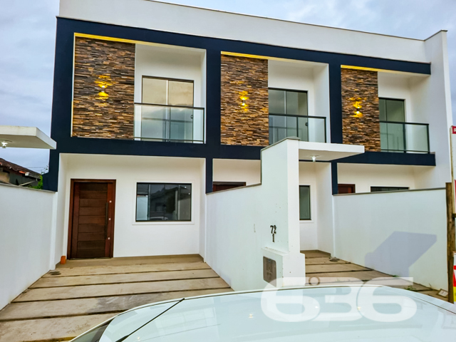 Apresentamos a você a oportunidade de adquirir um sobrado excepcional, localizado em Joinville, SC, no bairro Adhemar Garcia, com infraestrutura completa e rua pavimentada. Este imóvel com 75,28m² de área, oferece um layout ideal para a vida moderna em um terreno de 80,00m².

A casa possui uma composição interna bem planejada, incluindo uma garagem, dois dormitórios aconchegantes, um banheiro completo, sala de estar espaçosa, lavabo, churrasqueira integrada, áreas de serviço práticas, além de uma sacada encantadora. A copa e a cozinha são conjugadas, criando um ambiente agradável para cozinhar e socializar.

Ideal para quem busca uma residência com qualidade de construção, design moderno e facilidades urbanas, este sobrado em Joinville é uma escolha perfeita para você e sua família. A 636 Negócios Imobiliários tem o prazer de apresentar este imóvel, refletindo nossa experiência de mais de 30 anos no mercado imobiliário e nosso compromisso em oferecer não apenas uma casa, mas um lar para nossos clientes. Visite e veja por si mesmo por que este imóvel é uma oportunidade imperdível.
 
636 NEGÓCIOS IMOBILIÁRIOS: A SUA MELHOR ESCOLHA
Com mais de 30 anos de experiência, a 636 Negócios Imobiliários é sua parceira ideal para encontrar o imóvel perfeito. Estamos prontos para ajudá-lo a fazer deste imóvel o seu novo lar.
 
Telefone: (47) 3451-0636
WhatsApp: (47) 99190-0636
 
Não perca esta oportunidade única. Visite nosso site para mais informações: i636.com.br