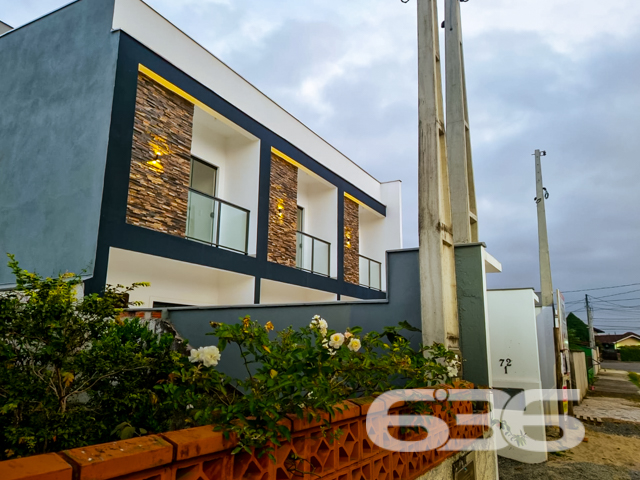 Apresentamos a você a oportunidade de adquirir um sobrado excepcional, localizado em Joinville, SC, no bairro Adhemar Garcia, com infraestrutura completa e rua pavimentada. Este imóvel com 75,28m² de área, oferece um layout ideal para a vida moderna em um terreno de 80,00m².

A casa possui uma composição interna bem planejada, incluindo uma garagem, dois dormitórios aconchegantes, um banheiro completo, sala de estar espaçosa, lavabo, churrasqueira integrada, áreas de serviço práticas, além de uma sacada encantadora. A copa e a cozinha são conjugadas, criando um ambiente agradável para cozinhar e socializar.

Ideal para quem busca uma residência com qualidade de construção, design moderno e facilidades urbanas, este sobrado em Joinville é uma escolha perfeita para você e sua família. A 636 Negócios Imobiliários tem o prazer de apresentar este imóvel, refletindo nossa experiência de mais de 30 anos no mercado imobiliário e nosso compromisso em oferecer não apenas uma casa, mas um lar para nossos clientes. Visite e veja por si mesmo por que este imóvel é uma oportunidade imperdível.
 
636 NEGÓCIOS IMOBILIÁRIOS: A SUA MELHOR ESCOLHA
Com mais de 30 anos de experiência, a 636 Negócios Imobiliários é sua parceira ideal para encontrar o imóvel perfeito. Estamos prontos para ajudá-lo a fazer deste imóvel o seu novo lar.
 
Telefone: (47) 3451-0636
WhatsApp: (47) 99190-0636
 
Não perca esta oportunidade única. Visite nosso site para mais informações: i636.com.br