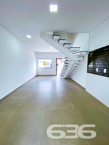 Apresentamos a você a oportunidade de adquirir um sobrado excepcional, localizado em Joinville, SC, no bairro Adhemar Garcia, com infraestrutura completa e rua pavimentada. Este imóvel com 75,28m² de área, oferece um layout ideal para a vida moderna em um terreno de 80,00m².

A casa possui uma composição interna bem planejada, incluindo uma garagem, dois dormitórios aconchegantes, um banheiro completo, sala de estar espaçosa, lavabo, churrasqueira integrada, áreas de serviço práticas, além de uma sacada encantadora. A copa e a cozinha são conjugadas, criando um ambiente agradável para cozinhar e socializar.

Ideal para quem busca uma residência com qualidade de construção, design moderno e facilidades urbanas, este sobrado em Joinville é uma escolha perfeita para você e sua família. A 636 Negócios Imobiliários tem o prazer de apresentar este imóvel, refletindo nossa experiência de mais de 30 anos no mercado imobiliário e nosso compromisso em oferecer não apenas uma casa, mas um lar para nossos clientes. Visite e veja por si mesmo por que este imóvel é uma oportunidade imperdível.
 
636 NEGÓCIOS IMOBILIÁRIOS: A SUA MELHOR ESCOLHA
Com mais de 30 anos de experiência, a 636 Negócios Imobiliários é sua parceira ideal para encontrar o imóvel perfeito. Estamos prontos para ajudá-lo a fazer deste imóvel o seu novo lar.
 
Telefone: (47) 3451-0636
WhatsApp: (47) 99190-0636
 
Não perca esta oportunidade única. Visite nosso site para mais informações: i636.com.br