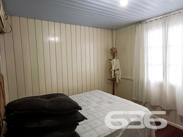 Descubra um refúgio urbano que combina conforto, conveniência e a tranquilidade de um lar aconchegante em Joinville. Este imóvel térreo no bairro Paranaguamirim representa a oportunidade ideal para quem busca um ambiente familiar com todas as facilidades urbanas ao alcance.

A residência padrão ocupa um terreno de esquina, refletindo uma planta bem distribuída com 150 m² de área construída. Composta por 4 quartos espaçosos, 2 banheiros completos, e uma sala de estar convidativa, a casa é ideal para uma família crescente ou para quem deseja espaços amplos para acomodar visitas. A cozinha, equipada e prática, flui naturalmente para a área de jantar, criando um ambiente aberto e acolhedor para reuniões familiares.

Externamente, a propriedade destaca-se por suas 4 garagens, jardim charmoso e uma edícula, oferecendo opções adicionais de espaço e lazer. A área de serviço completa as dependências funcionais da casa, garantindo praticidade no dia a dia. Além disso, o imóvel é totalmente murado, proporcionando segurança e privacidade.

Localizada em uma rua pavimentada e estrategicamente posicionada, a casa está perto de principais vias de acesso, facilitando o deslocamento e acesso a serviços essenciais como escolas, hospitais, e comércio local. Para os entusiastas de tecnologia, a residência já está conectada com internet por fibra, garantindo alta velocidade e conectividade.

Este lar não apenas permite, mas celebra a presença de animais de estimação, tornando-o perfeito para todos os membros da família. A proximidade com transporte público também é um bônus, proporcionando facilidade de movimentação para todos os residentes.

Venha conhecer esse encantador imóvel em Joinville. Aqui, cada detalhe foi pensado para oferecer conforto e qualidade de vida, ideal para quem deseja estabilidade e um ambiente agradável para criar memórias duradouras. A 636 Negócios Imobiliários está pronta para ajudá-lo a realizar seu sonho com a excelência e a segurança que mais de 30 anos de experiência no mercado podem oferecer. Não perca esta oportunidade exclusiva!
 
636 NEGÓCIOS IMOBILIÁRIOS: A SUA MELHOR ESCOLHA
Com mais de 30 anos de experiência, a 636 Negócios Imobiliários é sua parceira ideal para encontrar o imóvel perfeito. Estamos prontos para ajudá-lo a fazer deste imóvel o seu novo lar.
 
Telefone: (47) 3451-0636
WhatsApp: (47) 99190-0636
 
Não perca esta oportunidade única. Visite nosso site para mais informações: i636.com.br