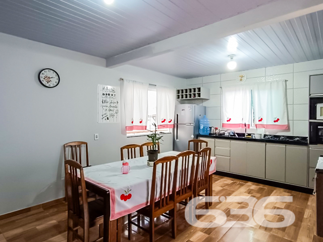 Descubra um refúgio urbano que combina conforto, conveniência e a tranquilidade de um lar aconchegante em Joinville. Este imóvel térreo no bairro Paranaguamirim representa a oportunidade ideal para quem busca um ambiente familiar com todas as facilidades urbanas ao alcance.

A residência padrão ocupa um terreno de esquina, refletindo uma planta bem distribuída com 150 m² de área construída. Composta por 4 quartos espaçosos, 2 banheiros completos, e uma sala de estar convidativa, a casa é ideal para uma família crescente ou para quem deseja espaços amplos para acomodar visitas. A cozinha, equipada e prática, flui naturalmente para a área de jantar, criando um ambiente aberto e acolhedor para reuniões familiares.

Externamente, a propriedade destaca-se por suas 4 garagens, jardim charmoso e uma edícula, oferecendo opções adicionais de espaço e lazer. A área de serviço completa as dependências funcionais da casa, garantindo praticidade no dia a dia. Além disso, o imóvel é totalmente murado, proporcionando segurança e privacidade.

Localizada em uma rua pavimentada e estrategicamente posicionada, a casa está perto de principais vias de acesso, facilitando o deslocamento e acesso a serviços essenciais como escolas, hospitais, e comércio local. Para os entusiastas de tecnologia, a residência já está conectada com internet por fibra, garantindo alta velocidade e conectividade.

Este lar não apenas permite, mas celebra a presença de animais de estimação, tornando-o perfeito para todos os membros da família. A proximidade com transporte público também é um bônus, proporcionando facilidade de movimentação para todos os residentes.

Venha conhecer esse encantador imóvel em Joinville. Aqui, cada detalhe foi pensado para oferecer conforto e qualidade de vida, ideal para quem deseja estabilidade e um ambiente agradável para criar memórias duradouras. A 636 Negócios Imobiliários está pronta para ajudá-lo a realizar seu sonho com a excelência e a segurança que mais de 30 anos de experiência no mercado podem oferecer. Não perca esta oportunidade exclusiva!
 
636 NEGÓCIOS IMOBILIÁRIOS: A SUA MELHOR ESCOLHA
Com mais de 30 anos de experiência, a 636 Negócios Imobiliários é sua parceira ideal para encontrar o imóvel perfeito. Estamos prontos para ajudá-lo a fazer deste imóvel o seu novo lar.
 
Telefone: (47) 3451-0636
WhatsApp: (47) 99190-0636
 
Não perca esta oportunidade única. Visite nosso site para mais informações: i636.com.br