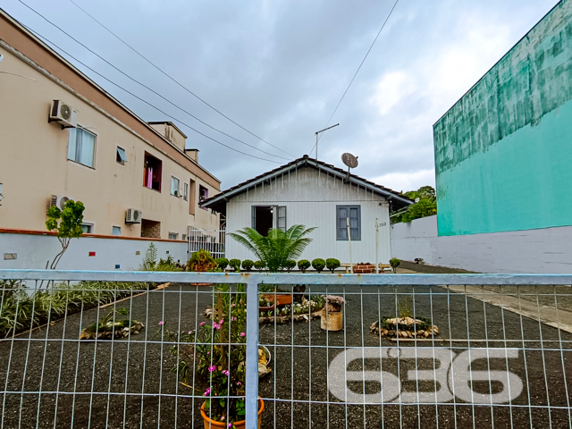 Descubra um refúgio urbano que combina conforto, conveniência e a tranquilidade de um lar aconchegante em Joinville. Este imóvel térreo no bairro Paranaguamirim representa a oportunidade ideal para quem busca um ambiente familiar com todas as facilidades urbanas ao alcance.

A residência padrão ocupa um terreno de esquina, refletindo uma planta bem distribuída com 150 m² de área construída. Composta por 4 quartos espaçosos, 2 banheiros completos, e uma sala de estar convidativa, a casa é ideal para uma família crescente ou para quem deseja espaços amplos para acomodar visitas. A cozinha, equipada e prática, flui naturalmente para a área de jantar, criando um ambiente aberto e acolhedor para reuniões familiares.

Externamente, a propriedade destaca-se por suas 4 garagens, jardim charmoso e uma edícula, oferecendo opções adicionais de espaço e lazer. A área de serviço completa as dependências funcionais da casa, garantindo praticidade no dia a dia. Além disso, o imóvel é totalmente murado, proporcionando segurança e privacidade.

Localizada em uma rua pavimentada e estrategicamente posicionada, a casa está perto de principais vias de acesso, facilitando o deslocamento e acesso a serviços essenciais como escolas, hospitais, e comércio local. Para os entusiastas de tecnologia, a residência já está conectada com internet por fibra, garantindo alta velocidade e conectividade.

Este lar não apenas permite, mas celebra a presença de animais de estimação, tornando-o perfeito para todos os membros da família. A proximidade com transporte público também é um bônus, proporcionando facilidade de movimentação para todos os residentes.

Venha conhecer esse encantador imóvel em Joinville. Aqui, cada detalhe foi pensado para oferecer conforto e qualidade de vida, ideal para quem deseja estabilidade e um ambiente agradável para criar memórias duradouras. A 636 Negócios Imobiliários está pronta para ajudá-lo a realizar seu sonho com a excelência e a segurança que mais de 30 anos de experiência no mercado podem oferecer. Não perca esta oportunidade exclusiva!
 
636 NEGÓCIOS IMOBILIÁRIOS: A SUA MELHOR ESCOLHA
Com mais de 30 anos de experiência, a 636 Negócios Imobiliários é sua parceira ideal para encontrar o imóvel perfeito. Estamos prontos para ajudá-lo a fazer deste imóvel o seu novo lar.
 
Telefone: (47) 3451-0636
WhatsApp: (47) 99190-0636
 
Não perca esta oportunidade única. Visite nosso site para mais informações: i636.com.br