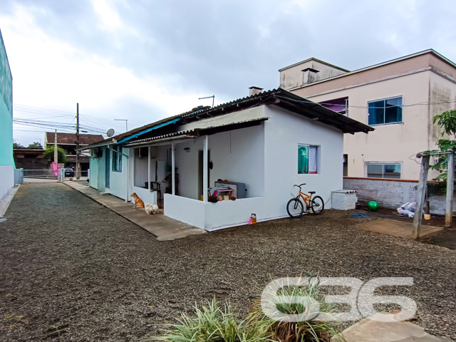 Descubra um refúgio urbano que combina conforto, conveniência e a tranquilidade de um lar aconchegante em Joinville. Este imóvel térreo no bairro Paranaguamirim representa a oportunidade ideal para quem busca um ambiente familiar com todas as facilidades urbanas ao alcance.

A residência padrão ocupa um terreno de esquina, refletindo uma planta bem distribuída com 150 m² de área construída. Composta por 4 quartos espaçosos, 2 banheiros completos, e uma sala de estar convidativa, a casa é ideal para uma família crescente ou para quem deseja espaços amplos para acomodar visitas. A cozinha, equipada e prática, flui naturalmente para a área de jantar, criando um ambiente aberto e acolhedor para reuniões familiares.

Externamente, a propriedade destaca-se por suas 4 garagens, jardim charmoso e uma edícula, oferecendo opções adicionais de espaço e lazer. A área de serviço completa as dependências funcionais da casa, garantindo praticidade no dia a dia. Além disso, o imóvel é totalmente murado, proporcionando segurança e privacidade.

Localizada em uma rua pavimentada e estrategicamente posicionada, a casa está perto de principais vias de acesso, facilitando o deslocamento e acesso a serviços essenciais como escolas, hospitais, e comércio local. Para os entusiastas de tecnologia, a residência já está conectada com internet por fibra, garantindo alta velocidade e conectividade.

Este lar não apenas permite, mas celebra a presença de animais de estimação, tornando-o perfeito para todos os membros da família. A proximidade com transporte público também é um bônus, proporcionando facilidade de movimentação para todos os residentes.

Venha conhecer esse encantador imóvel em Joinville. Aqui, cada detalhe foi pensado para oferecer conforto e qualidade de vida, ideal para quem deseja estabilidade e um ambiente agradável para criar memórias duradouras. A 636 Negócios Imobiliários está pronta para ajudá-lo a realizar seu sonho com a excelência e a segurança que mais de 30 anos de experiência no mercado podem oferecer. Não perca esta oportunidade exclusiva!
 
636 NEGÓCIOS IMOBILIÁRIOS: A SUA MELHOR ESCOLHA
Com mais de 30 anos de experiência, a 636 Negócios Imobiliários é sua parceira ideal para encontrar o imóvel perfeito. Estamos prontos para ajudá-lo a fazer deste imóvel o seu novo lar.
 
Telefone: (47) 3451-0636
WhatsApp: (47) 99190-0636
 
Não perca esta oportunidade única. Visite nosso site para mais informações: i636.com.br
