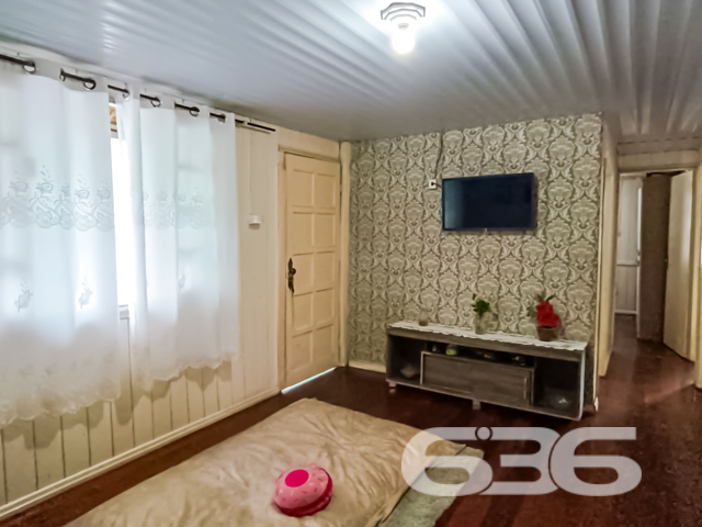 Descubra um refúgio urbano que combina conforto, conveniência e a tranquilidade de um lar aconchegante em Joinville. Este imóvel térreo no bairro Paranaguamirim representa a oportunidade ideal para quem busca um ambiente familiar com todas as facilidades urbanas ao alcance.

A residência padrão ocupa um terreno de esquina, refletindo uma planta bem distribuída com 150 m² de área construída. Composta por 4 quartos espaçosos, 2 banheiros completos, e uma sala de estar convidativa, a casa é ideal para uma família crescente ou para quem deseja espaços amplos para acomodar visitas. A cozinha, equipada e prática, flui naturalmente para a área de jantar, criando um ambiente aberto e acolhedor para reuniões familiares.

Externamente, a propriedade destaca-se por suas 4 garagens, jardim charmoso e uma edícula, oferecendo opções adicionais de espaço e lazer. A área de serviço completa as dependências funcionais da casa, garantindo praticidade no dia a dia. Além disso, o imóvel é totalmente murado, proporcionando segurança e privacidade.

Localizada em uma rua pavimentada e estrategicamente posicionada, a casa está perto de principais vias de acesso, facilitando o deslocamento e acesso a serviços essenciais como escolas, hospitais, e comércio local. Para os entusiastas de tecnologia, a residência já está conectada com internet por fibra, garantindo alta velocidade e conectividade.

Este lar não apenas permite, mas celebra a presença de animais de estimação, tornando-o perfeito para todos os membros da família. A proximidade com transporte público também é um bônus, proporcionando facilidade de movimentação para todos os residentes.

Venha conhecer esse encantador imóvel em Joinville. Aqui, cada detalhe foi pensado para oferecer conforto e qualidade de vida, ideal para quem deseja estabilidade e um ambiente agradável para criar memórias duradouras. A 636 Negócios Imobiliários está pronta para ajudá-lo a realizar seu sonho com a excelência e a segurança que mais de 30 anos de experiência no mercado podem oferecer. Não perca esta oportunidade exclusiva!
 
636 NEGÓCIOS IMOBILIÁRIOS: A SUA MELHOR ESCOLHA
Com mais de 30 anos de experiência, a 636 Negócios Imobiliários é sua parceira ideal para encontrar o imóvel perfeito. Estamos prontos para ajudá-lo a fazer deste imóvel o seu novo lar.
 
Telefone: (47) 3451-0636
WhatsApp: (47) 99190-0636
 
Não perca esta oportunidade única. Visite nosso site para mais informações: i636.com.br