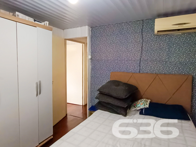 Descubra um refúgio urbano que combina conforto, conveniência e a tranquilidade de um lar aconchegante em Joinville. Este imóvel térreo no bairro Paranaguamirim representa a oportunidade ideal para quem busca um ambiente familiar com todas as facilidades urbanas ao alcance.

A residência padrão ocupa um terreno de esquina, refletindo uma planta bem distribuída com 150 m² de área construída. Composta por 4 quartos espaçosos, 2 banheiros completos, e uma sala de estar convidativa, a casa é ideal para uma família crescente ou para quem deseja espaços amplos para acomodar visitas. A cozinha, equipada e prática, flui naturalmente para a área de jantar, criando um ambiente aberto e acolhedor para reuniões familiares.

Externamente, a propriedade destaca-se por suas 4 garagens, jardim charmoso e uma edícula, oferecendo opções adicionais de espaço e lazer. A área de serviço completa as dependências funcionais da casa, garantindo praticidade no dia a dia. Além disso, o imóvel é totalmente murado, proporcionando segurança e privacidade.

Localizada em uma rua pavimentada e estrategicamente posicionada, a casa está perto de principais vias de acesso, facilitando o deslocamento e acesso a serviços essenciais como escolas, hospitais, e comércio local. Para os entusiastas de tecnologia, a residência já está conectada com internet por fibra, garantindo alta velocidade e conectividade.

Este lar não apenas permite, mas celebra a presença de animais de estimação, tornando-o perfeito para todos os membros da família. A proximidade com transporte público também é um bônus, proporcionando facilidade de movimentação para todos os residentes.

Venha conhecer esse encantador imóvel em Joinville. Aqui, cada detalhe foi pensado para oferecer conforto e qualidade de vida, ideal para quem deseja estabilidade e um ambiente agradável para criar memórias duradouras. A 636 Negócios Imobiliários está pronta para ajudá-lo a realizar seu sonho com a excelência e a segurança que mais de 30 anos de experiência no mercado podem oferecer. Não perca esta oportunidade exclusiva!
 
636 NEGÓCIOS IMOBILIÁRIOS: A SUA MELHOR ESCOLHA
Com mais de 30 anos de experiência, a 636 Negócios Imobiliários é sua parceira ideal para encontrar o imóvel perfeito. Estamos prontos para ajudá-lo a fazer deste imóvel o seu novo lar.
 
Telefone: (47) 3451-0636
WhatsApp: (47) 99190-0636
 
Não perca esta oportunidade única. Visite nosso site para mais informações: i636.com.br