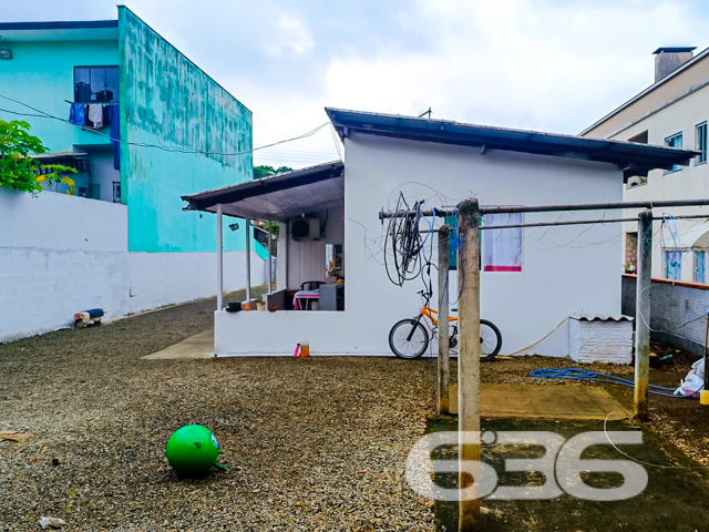 Descubra um refúgio urbano que combina conforto, conveniência e a tranquilidade de um lar aconchegante em Joinville. Este imóvel térreo no bairro Paranaguamirim representa a oportunidade ideal para quem busca um ambiente familiar com todas as facilidades urbanas ao alcance.

A residência padrão ocupa um terreno de esquina, refletindo uma planta bem distribuída com 150 m² de área construída. Composta por 4 quartos espaçosos, 2 banheiros completos, e uma sala de estar convidativa, a casa é ideal para uma família crescente ou para quem deseja espaços amplos para acomodar visitas. A cozinha, equipada e prática, flui naturalmente para a área de jantar, criando um ambiente aberto e acolhedor para reuniões familiares.

Externamente, a propriedade destaca-se por suas 4 garagens, jardim charmoso e uma edícula, oferecendo opções adicionais de espaço e lazer. A área de serviço completa as dependências funcionais da casa, garantindo praticidade no dia a dia. Além disso, o imóvel é totalmente murado, proporcionando segurança e privacidade.

Localizada em uma rua pavimentada e estrategicamente posicionada, a casa está perto de principais vias de acesso, facilitando o deslocamento e acesso a serviços essenciais como escolas, hospitais, e comércio local. Para os entusiastas de tecnologia, a residência já está conectada com internet por fibra, garantindo alta velocidade e conectividade.

Este lar não apenas permite, mas celebra a presença de animais de estimação, tornando-o perfeito para todos os membros da família. A proximidade com transporte público também é um bônus, proporcionando facilidade de movimentação para todos os residentes.

Venha conhecer esse encantador imóvel em Joinville. Aqui, cada detalhe foi pensado para oferecer conforto e qualidade de vida, ideal para quem deseja estabilidade e um ambiente agradável para criar memórias duradouras. A 636 Negócios Imobiliários está pronta para ajudá-lo a realizar seu sonho com a excelência e a segurança que mais de 30 anos de experiência no mercado podem oferecer. Não perca esta oportunidade exclusiva!
 
636 NEGÓCIOS IMOBILIÁRIOS: A SUA MELHOR ESCOLHA
Com mais de 30 anos de experiência, a 636 Negócios Imobiliários é sua parceira ideal para encontrar o imóvel perfeito. Estamos prontos para ajudá-lo a fazer deste imóvel o seu novo lar.
 
Telefone: (47) 3451-0636
WhatsApp: (47) 99190-0636
 
Não perca esta oportunidade única. Visite nosso site para mais informações: i636.com.br