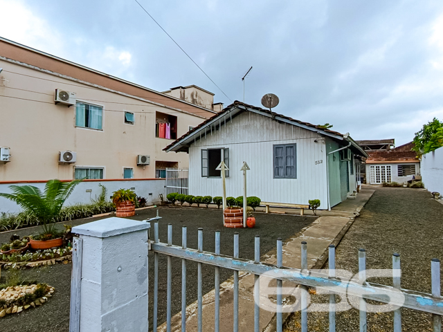 Descubra um refúgio urbano que combina conforto, conveniência e a tranquilidade de um lar aconchegante em Joinville. Este imóvel térreo no bairro Paranaguamirim representa a oportunidade ideal para quem busca um ambiente familiar com todas as facilidades urbanas ao alcance.

A residência padrão ocupa um terreno de esquina, refletindo uma planta bem distribuída com 150 m² de área construída. Composta por 4 quartos espaçosos, 2 banheiros completos, e uma sala de estar convidativa, a casa é ideal para uma família crescente ou para quem deseja espaços amplos para acomodar visitas. A cozinha, equipada e prática, flui naturalmente para a área de jantar, criando um ambiente aberto e acolhedor para reuniões familiares.

Externamente, a propriedade destaca-se por suas 4 garagens, jardim charmoso e uma edícula, oferecendo opções adicionais de espaço e lazer. A área de serviço completa as dependências funcionais da casa, garantindo praticidade no dia a dia. Além disso, o imóvel é totalmente murado, proporcionando segurança e privacidade.

Localizada em uma rua pavimentada e estrategicamente posicionada, a casa está perto de principais vias de acesso, facilitando o deslocamento e acesso a serviços essenciais como escolas, hospitais, e comércio local. Para os entusiastas de tecnologia, a residência já está conectada com internet por fibra, garantindo alta velocidade e conectividade.

Este lar não apenas permite, mas celebra a presença de animais de estimação, tornando-o perfeito para todos os membros da família. A proximidade com transporte público também é um bônus, proporcionando facilidade de movimentação para todos os residentes.

Venha conhecer esse encantador imóvel em Joinville. Aqui, cada detalhe foi pensado para oferecer conforto e qualidade de vida, ideal para quem deseja estabilidade e um ambiente agradável para criar memórias duradouras. A 636 Negócios Imobiliários está pronta para ajudá-lo a realizar seu sonho com a excelência e a segurança que mais de 30 anos de experiência no mercado podem oferecer. Não perca esta oportunidade exclusiva!
 
636 NEGÓCIOS IMOBILIÁRIOS: A SUA MELHOR ESCOLHA
Com mais de 30 anos de experiência, a 636 Negócios Imobiliários é sua parceira ideal para encontrar o imóvel perfeito. Estamos prontos para ajudá-lo a fazer deste imóvel o seu novo lar.
 
Telefone: (47) 3451-0636
WhatsApp: (47) 99190-0636
 
Não perca esta oportunidade única. Visite nosso site para mais informações: i636.com.br