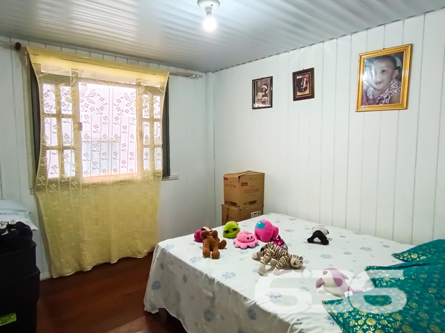 Descubra um refúgio urbano que combina conforto, conveniência e a tranquilidade de um lar aconchegante em Joinville. Este imóvel térreo no bairro Paranaguamirim representa a oportunidade ideal para quem busca um ambiente familiar com todas as facilidades urbanas ao alcance.

A residência padrão ocupa um terreno de esquina, refletindo uma planta bem distribuída com 150 m² de área construída. Composta por 4 quartos espaçosos, 2 banheiros completos, e uma sala de estar convidativa, a casa é ideal para uma família crescente ou para quem deseja espaços amplos para acomodar visitas. A cozinha, equipada e prática, flui naturalmente para a área de jantar, criando um ambiente aberto e acolhedor para reuniões familiares.

Externamente, a propriedade destaca-se por suas 4 garagens, jardim charmoso e uma edícula, oferecendo opções adicionais de espaço e lazer. A área de serviço completa as dependências funcionais da casa, garantindo praticidade no dia a dia. Além disso, o imóvel é totalmente murado, proporcionando segurança e privacidade.

Localizada em uma rua pavimentada e estrategicamente posicionada, a casa está perto de principais vias de acesso, facilitando o deslocamento e acesso a serviços essenciais como escolas, hospitais, e comércio local. Para os entusiastas de tecnologia, a residência já está conectada com internet por fibra, garantindo alta velocidade e conectividade.

Este lar não apenas permite, mas celebra a presença de animais de estimação, tornando-o perfeito para todos os membros da família. A proximidade com transporte público também é um bônus, proporcionando facilidade de movimentação para todos os residentes.

Venha conhecer esse encantador imóvel em Joinville. Aqui, cada detalhe foi pensado para oferecer conforto e qualidade de vida, ideal para quem deseja estabilidade e um ambiente agradável para criar memórias duradouras. A 636 Negócios Imobiliários está pronta para ajudá-lo a realizar seu sonho com a excelência e a segurança que mais de 30 anos de experiência no mercado podem oferecer. Não perca esta oportunidade exclusiva!
 
636 NEGÓCIOS IMOBILIÁRIOS: A SUA MELHOR ESCOLHA
Com mais de 30 anos de experiência, a 636 Negócios Imobiliários é sua parceira ideal para encontrar o imóvel perfeito. Estamos prontos para ajudá-lo a fazer deste imóvel o seu novo lar.
 
Telefone: (47) 3451-0636
WhatsApp: (47) 99190-0636
 
Não perca esta oportunidade única. Visite nosso site para mais informações: i636.com.br