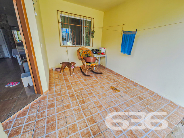Descubra a tranquilidade e o conforto de viver em um residencial geminado térreo, projetado com um toque moderno e aconchegante. Localizado no bairro Parque Guarani, em Joinville/SC, este imóvel destaca-se pelo espaço e pela qualidade de vida que pode oferecer a você e sua família.
Com uma área construída de 58,70m², e um terreno de 485m², o imóvel oferece um amplo espaço para desfrutar de momentos ao ar livre. O geminado possui uma estrutura moderna e pronta para acolher seus novos proprietários com todo o conforto necessário.
O residencial é composto por dois dormitórios, proporcionando um ambiente tranquilo e privativo para o descanso. A sala de estar e jantar são integradas, oferecendo um espaço amplo e bem iluminado, perfeito para receber amigos e família. A cozinha é funcional e está pronta para preparar suas melhores receitas.
Um dos destaques é a área externa com churrasqueira, ideal para encontros e celebrações, reforçando o ambiente acolhedor do imóvel. A garagem garante proteção para seu veículo, enquanto a garagem descoberta adiciona conveniência para visitantes.
A residência encontra-se em uma região de fácil acesso e próxima a comodidades essenciais, permitindo uma vida prática e confortável.
Ideal para quem busca uma vida tranquila e com qualidade, este imóvel no Parque Guarani é uma excelente escolha para quem deseja viver bem. Venha conhecer e se encantar com este espaço que combina praticidade, conforto e segurança. A 636 Negócios Imobiliários está pronta para ajudar você a realizar o sonho do lar perfeito. Conheça este e outros imóveis em nossa oferta, sempre pensando em trazer as melhores opções para você e sua família.
636 NEGÓCIOS IMOBILIÁRIOS: A SUA MELHOR ESCOLHA
Com mais de 30 anos de experiência, a 636 Negócios Imobiliários é sua parceira ideal para encontrar o imóvel perfeito. Estamos prontos para ajudá-lo a fazer deste imóvel o seu novo lar.
Telefone: (47) 3451-0636
WhatsApp: (47) 99190-0636
Não perca esta oportunidade única. Visite nosso site para mais informações: i636.com.br