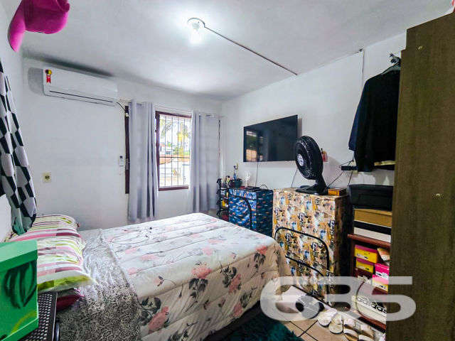 Descubra o potencial deste esplêndido sobrado localizado no coração do bairro Floresta em Joinville, SC. Com uma estrutura robusta e uma localização privilegiada, este imóvel oferece não apenas um lar, mas uma oportunidade única de investimento com alta rentabilidade.
Este vasto sobrado, com uma área construída de 400m² em um terreno de 480m², apresenta uma geometria regular e topografia plana, otimizando cada espaço disponível. Sua fachada norte garante iluminação natural durante todo o dia, tornando cada ambiente mais acolhedor e energizado.
Composto por seis moradias independentes, cada uma com entradas individuais, o imóvel proporciona privacidade e conforto. São seis dormitórios distribuídos de maneira estratégica, várias salas de estar e cozinhas equipadas, além de cinco banheiros modernos. A propriedade inclui ainda uma edícula charmosa, ideal para hospedar visitantes ou para locação independente.
No piso térreo, duas das moradias contam com dois dormitórios, sala, cozinha, e lavanderia. A garagem lateral e as duas vagas cobertas oferecem comodidade e segurança. Nos altos, à frente, uma moradia encantadora com um dormitório, banheiro amplo, e uma cozinha integrada à sala, além de duas sacadas que proporcionam uma vista agradável do entorno. Nos fundos, no mesmo nível, mais duas moradias destacam-se, uma delas com dois dormitórios e um terraço privativo de 30m², perfeito para momentos de lazer e relaxamento.
Além disso, o imóvel possui características atrativas como churrasqueira, várias áreas de serviço, sacadas, e conexão à internet por fibra óptica, oferecendo toda a infraestrutura necessária para uma vida moderna e conectada.
O sobrado está localizado em uma rua pavimentada, garantindo fácil acesso e mobilidade. A proximidade com escolas, hospitais, shopping centers, e transporte público facilita o dia a dia e valoriza ainda mais o imóvel.
Se você busca uma propriedade com múltiplas possibilidades de uso, seja para moradia ou como investimento, este sobrado em Joinville é a escolha perfeita. Estamos abertos a propostas e prontos para ajudá-lo a fazer um excelente negócio. Venha conhecer e se encantar com as possibilidades que este imóvel oferece!
636 NEGÓCIOS IMOBILIÁRIOS: A SUA MELHOR ESCOLHA
Com mais de 30 anos de experiência, a 636 Negócios Imobiliários é sua parceira ideal para encontrar o imóvel perfeito. Estamos prontos para ajudá-lo a fazer deste imóvel o seu novo lar.
Telefone: (47) 3451-0636
WhatsApp: (47) 99190-0636
Não perca esta oportunidade única. Visite nosso site para mais informações: i636.com.br