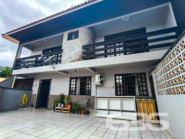Descubra o potencial deste esplêndido sobrado localizado no coração do bairro Floresta em Joinville, SC. Com uma estrutura robusta e uma localização privilegiada, este imóvel oferece não apenas um lar, mas uma oportunidade única de investimento com alta rentabilidade.
Este vasto sobrado, com uma área construída de 400m² em um terreno de 480m², apresenta uma geometria regular e topografia plana, otimizando cada espaço disponível. Sua fachada norte garante iluminação natural durante todo o dia, tornando cada ambiente mais acolhedor e energizado.
Composto por seis moradias independentes, cada uma com entradas individuais, o imóvel proporciona privacidade e conforto. São seis dormitórios distribuídos de maneira estratégica, várias salas de estar e cozinhas equipadas, além de cinco banheiros modernos. A propriedade inclui ainda uma edícula charmosa, ideal para hospedar visitantes ou para locação independente.
No piso térreo, duas das moradias contam com dois dormitórios, sala, cozinha, e lavanderia. A garagem lateral e as duas vagas cobertas oferecem comodidade e segurança. Nos altos, à frente, uma moradia encantadora com um dormitório, banheiro amplo, e uma cozinha integrada à sala, além de duas sacadas que proporcionam uma vista agradável do entorno. Nos fundos, no mesmo nível, mais duas moradias destacam-se, uma delas com dois dormitórios e um terraço privativo de 30m², perfeito para momentos de lazer e relaxamento.
Além disso, o imóvel possui características atrativas como churrasqueira, várias áreas de serviço, sacadas, e conexão à internet por fibra óptica, oferecendo toda a infraestrutura necessária para uma vida moderna e conectada.
O sobrado está localizado em uma rua pavimentada, garantindo fácil acesso e mobilidade. A proximidade com escolas, hospitais, shopping centers, e transporte público facilita o dia a dia e valoriza ainda mais o imóvel.
Se você busca uma propriedade com múltiplas possibilidades de uso, seja para moradia ou como investimento, este sobrado em Joinville é a escolha perfeita. Estamos abertos a propostas e prontos para ajudá-lo a fazer um excelente negócio. Venha conhecer e se encantar com as possibilidades que este imóvel oferece!
636 NEGÓCIOS IMOBILIÁRIOS: A SUA MELHOR ESCOLHA
Com mais de 30 anos de experiência, a 636 Negócios Imobiliários é sua parceira ideal para encontrar o imóvel perfeito. Estamos prontos para ajudá-lo a fazer deste imóvel o seu novo lar.
Telefone: (47) 3451-0636
WhatsApp: (47) 99190-0636
Não perca esta oportunidade única. Visite nosso site para mais informações: i636.com.br