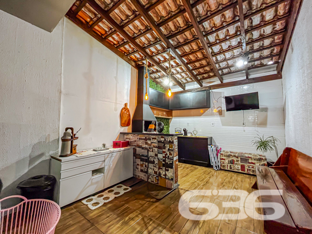 Apresentamos com exclusividade este refinado sobrado localizado no tranquilo bairro Boa Vista, em Joinville/SC. Ideal para quem busca conforto e qualidade de vida, a residência dispõe de acabamentos de alto padrão e uma estrutura pensada para o bem-estar de sua família.
Este imóvel de 63,18m² de área, está edificado em um terreno de 82,50m², com dimensões perfeitas para aproveitamento de espaço, mantendo a privacidade essencial.
Ao entrar no imóvel, você será recebido por uma elegante sala de estar que se destaca por seu design moderno e aconchegante.
A residência possui dois dormitórios, sendo um deles especialmente decorado para crianças, com espaços otimizados para brinquedos e estudos. O segundo dormitório, a suíte principal, oferece conforto e privacidade, com uma vista serena para o entorno do bairro.
Os dois banheiros da casa são revestidos com materiais de primeira linha e apresentam um design sofisticado. A área de serviço é coberta, garantindo praticidade no dia a dia.
No exterior, uma charmosa edícula com churrasqueira proporciona um espaço ideal para recepções e momentos de lazer com a família e amigos. A garagem coberta comporta até dois veículos, com adicional segurança proporcionada por um portão eletrônico e sistema de interfone.
Esta residência também é pet friendly, permitindo que seus animais de estimação desfrutem do lar tão confortável quanto você.
Convidamos você a conhecer esse espaço onde cada detalhe foi pensado para proporcionar conforto e praticidade. Este imóvel não é apenas uma casa, mas um lar pronto para criar memórias duradouras. Para mais informações e agendar sua visita, entre em contato com a 636 Negócios Imobiliários, sua parceira ideal no mercado imobiliário por mais de 30 anos, onde grandes negócios começam com grandes oportunidades.
636 NEGÓCIOS IMOBILIÁRIOS: A SUA MELHOR ESCOLHA
Com mais de 30 anos de experiência, a 636 Negócios Imobiliários é sua parceira ideal para encontrar o imóvel perfeito. Estamos prontos para ajudá-lo a fazer deste imóvel o seu novo lar.
Telefone: (47) 3451-0636
WhatsApp: (47) 99190-0636
Não perca esta oportunidade única. Visite nosso site para mais informações: i636.com.br