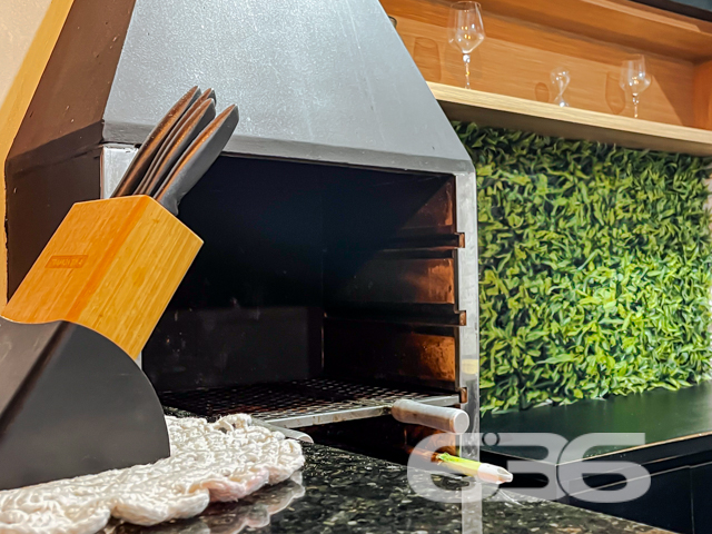 Apresentamos com exclusividade este refinado sobrado localizado no tranquilo bairro Boa Vista, em Joinville/SC. Ideal para quem busca conforto e qualidade de vida, a residência dispõe de acabamentos de alto padrão e uma estrutura pensada para o bem-estar de sua família.
Este imóvel de 63,18m² de área, está edificado em um terreno de 82,50m², com dimensões perfeitas para aproveitamento de espaço, mantendo a privacidade essencial.
Ao entrar no imóvel, você será recebido por uma elegante sala de estar que se destaca por seu design moderno e aconchegante.
A residência possui dois dormitórios, sendo um deles especialmente decorado para crianças, com espaços otimizados para brinquedos e estudos. O segundo dormitório, a suíte principal, oferece conforto e privacidade, com uma vista serena para o entorno do bairro.
Os dois banheiros da casa são revestidos com materiais de primeira linha e apresentam um design sofisticado. A área de serviço é coberta, garantindo praticidade no dia a dia.
No exterior, uma charmosa edícula com churrasqueira proporciona um espaço ideal para recepções e momentos de lazer com a família e amigos. A garagem coberta comporta até dois veículos, com adicional segurança proporcionada por um portão eletrônico e sistema de interfone.
Esta residência também é pet friendly, permitindo que seus animais de estimação desfrutem do lar tão confortável quanto você.
Convidamos você a conhecer esse espaço onde cada detalhe foi pensado para proporcionar conforto e praticidade. Este imóvel não é apenas uma casa, mas um lar pronto para criar memórias duradouras. Para mais informações e agendar sua visita, entre em contato com a 636 Negócios Imobiliários, sua parceira ideal no mercado imobiliário por mais de 30 anos, onde grandes negócios começam com grandes oportunidades.
636 NEGÓCIOS IMOBILIÁRIOS: A SUA MELHOR ESCOLHA
Com mais de 30 anos de experiência, a 636 Negócios Imobiliários é sua parceira ideal para encontrar o imóvel perfeito. Estamos prontos para ajudá-lo a fazer deste imóvel o seu novo lar.
Telefone: (47) 3451-0636
WhatsApp: (47) 99190-0636
Não perca esta oportunidade única. Visite nosso site para mais informações: i636.com.br