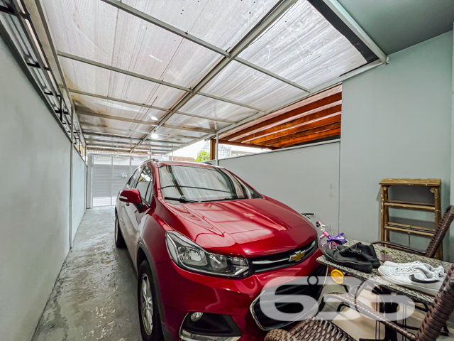Apresentamos com exclusividade este refinado sobrado localizado no tranquilo bairro Boa Vista, em Joinville/SC. Ideal para quem busca conforto e qualidade de vida, a residência dispõe de acabamentos de alto padrão e uma estrutura pensada para o bem-estar de sua família.
Este imóvel de 63,18m² de área, está edificado em um terreno de 82,50m², com dimensões perfeitas para aproveitamento de espaço, mantendo a privacidade essencial.
Ao entrar no imóvel, você será recebido por uma elegante sala de estar que se destaca por seu design moderno e aconchegante.
A residência possui dois dormitórios, sendo um deles especialmente decorado para crianças, com espaços otimizados para brinquedos e estudos. O segundo dormitório, a suíte principal, oferece conforto e privacidade, com uma vista serena para o entorno do bairro.
Os dois banheiros da casa são revestidos com materiais de primeira linha e apresentam um design sofisticado. A área de serviço é coberta, garantindo praticidade no dia a dia.
No exterior, uma charmosa edícula com churrasqueira proporciona um espaço ideal para recepções e momentos de lazer com a família e amigos. A garagem coberta comporta até dois veículos, com adicional segurança proporcionada por um portão eletrônico e sistema de interfone.
Esta residência também é pet friendly, permitindo que seus animais de estimação desfrutem do lar tão confortável quanto você.
Convidamos você a conhecer esse espaço onde cada detalhe foi pensado para proporcionar conforto e praticidade. Este imóvel não é apenas uma casa, mas um lar pronto para criar memórias duradouras. Para mais informações e agendar sua visita, entre em contato com a 636 Negócios Imobiliários, sua parceira ideal no mercado imobiliário por mais de 30 anos, onde grandes negócios começam com grandes oportunidades.
636 NEGÓCIOS IMOBILIÁRIOS: A SUA MELHOR ESCOLHA
Com mais de 30 anos de experiência, a 636 Negócios Imobiliários é sua parceira ideal para encontrar o imóvel perfeito. Estamos prontos para ajudá-lo a fazer deste imóvel o seu novo lar.
Telefone: (47) 3451-0636
WhatsApp: (47) 99190-0636
Não perca esta oportunidade única. Visite nosso site para mais informações: i636.com.br