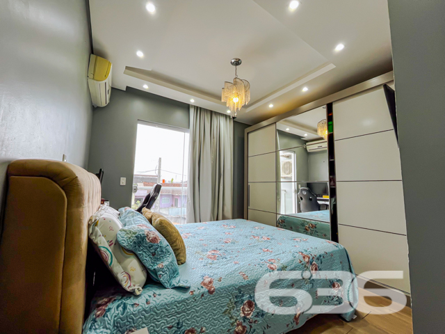 Apresentamos com exclusividade este refinado sobrado localizado no tranquilo bairro Boa Vista, em Joinville/SC. Ideal para quem busca conforto e qualidade de vida, a residência dispõe de acabamentos de alto padrão e uma estrutura pensada para o bem-estar de sua família.
Este imóvel de 63,18m² de área, está edificado em um terreno de 82,50m², com dimensões perfeitas para aproveitamento de espaço, mantendo a privacidade essencial.
Ao entrar no imóvel, você será recebido por uma elegante sala de estar que se destaca por seu design moderno e aconchegante.
A residência possui dois dormitórios, sendo um deles especialmente decorado para crianças, com espaços otimizados para brinquedos e estudos. O segundo dormitório, a suíte principal, oferece conforto e privacidade, com uma vista serena para o entorno do bairro.
Os dois banheiros da casa são revestidos com materiais de primeira linha e apresentam um design sofisticado. A área de serviço é coberta, garantindo praticidade no dia a dia.
No exterior, uma charmosa edícula com churrasqueira proporciona um espaço ideal para recepções e momentos de lazer com a família e amigos. A garagem coberta comporta até dois veículos, com adicional segurança proporcionada por um portão eletrônico e sistema de interfone.
Esta residência também é pet friendly, permitindo que seus animais de estimação desfrutem do lar tão confortável quanto você.
Convidamos você a conhecer esse espaço onde cada detalhe foi pensado para proporcionar conforto e praticidade. Este imóvel não é apenas uma casa, mas um lar pronto para criar memórias duradouras. Para mais informações e agendar sua visita, entre em contato com a 636 Negócios Imobiliários, sua parceira ideal no mercado imobiliário por mais de 30 anos, onde grandes negócios começam com grandes oportunidades.
636 NEGÓCIOS IMOBILIÁRIOS: A SUA MELHOR ESCOLHA
Com mais de 30 anos de experiência, a 636 Negócios Imobiliários é sua parceira ideal para encontrar o imóvel perfeito. Estamos prontos para ajudá-lo a fazer deste imóvel o seu novo lar.
Telefone: (47) 3451-0636
WhatsApp: (47) 99190-0636
Não perca esta oportunidade única. Visite nosso site para mais informações: i636.com.br