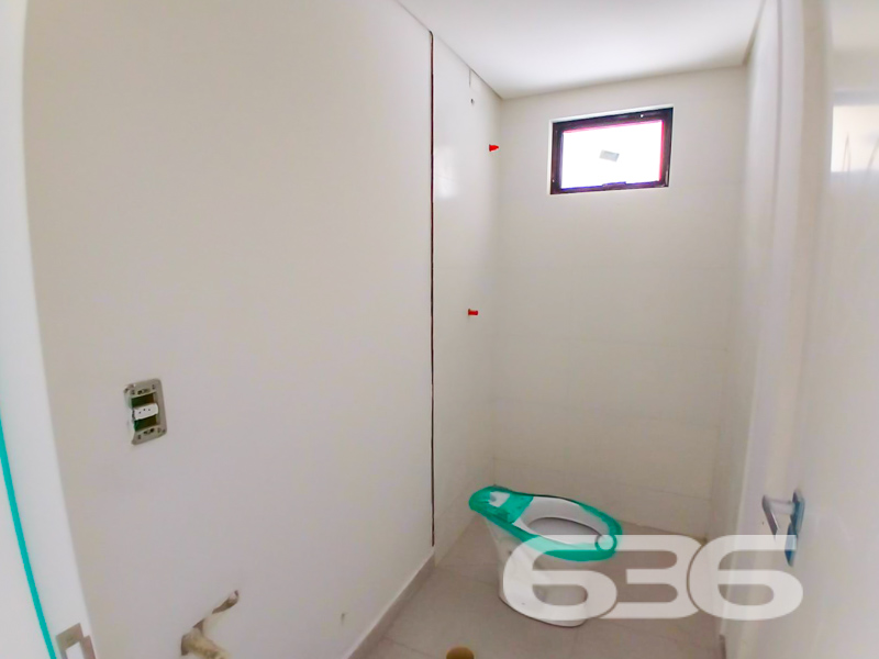 Se você está em busca do lar dos sonhos em Joinville, a 636 Negócios Imobiliários apresenta uma oportunidade imperdível no bairro Anita Garibaldi! Venha conhecer este apartamento incrível, projetado para proporcionar o máximo de conforto e praticidade para você e sua família.
Com uma construção moderna, este maravilhoso apartamento conta com uma área construída de 70,18m². Localizado em uma esquina estratégica do bairro, o imóvel proporciona fácil acesso a todas as comodidades que você precisa no dia a dia. A rua é pavimentada e você estará apenas alguns minutos de serviços essenciais, como escolas, hospitais e transporte público. Além disso, a proximidade com shoppings e vias principais facilita ainda mais sua rotina.
O apartamento é perfeito para quem procura um lugar acolhedor e funcional. Com uma suíte aconchegante, um dormitório adicional, e dois banheiros, o espaço é ideal para famílias ou para quem gosta de receber visitas. As amplas salas de estar e jantar proporcionam um ambiente convidativo e harmonioso, perfeito para momentos de lazer e convivência. A cozinha, conjugada com a copa, é prática e bem planejada, ideal para os amantes da culinária.
O imóvel também é equipado com todas as comodidades modernas que você merece, incluindo interfone e portão eletrônico para mais segurança. Para completar, há uma charmosa sacada para você relaxar ao ar livre, além de um lindo jardim que embeleza a entrada. Os animais são bem-vindos aqui, trazendo uma alegria adicional ao lar.
Não podemos deixar de mencionar a conexão de internet por fibra, essencial para quem trabalha remotamente ou simplesmente gosta de estar sempre conectado. E, para completar, o apartamento possui uma garagem descoberta, oferecendo mais praticidade no seu dia a dia.
Se você busca um imóvel que ofereça conforto, segurança e uma localização privilegiada, agende agora mesmo sua visita e venha se encantar com este apartamento espetacular no Anita Garibaldi. A 636 Negócios Imobiliários está à disposição para tornar o sonho da casa própria uma realidade para você e sua família. Entre em contato e descubra tudo o que este lugar especial tem para oferecer!
636 NEGÓCIOS IMOBILIÁRIOS: A SUA MELHOR ESCOLHA
Com mais de 30 anos de experiência, a 636 Negócios Imobiliários é sua parceira ideal para encontrar o imóvel perfeito. Estamos prontos para ajudá-lo a fazer deste imóvel o seu novo lar.
Telefone: (47) 3451-0636
WhatsApp: (47) 99190-0636
Não perca esta oportunidade única. Visite nosso site para mais informações: i636.com.br