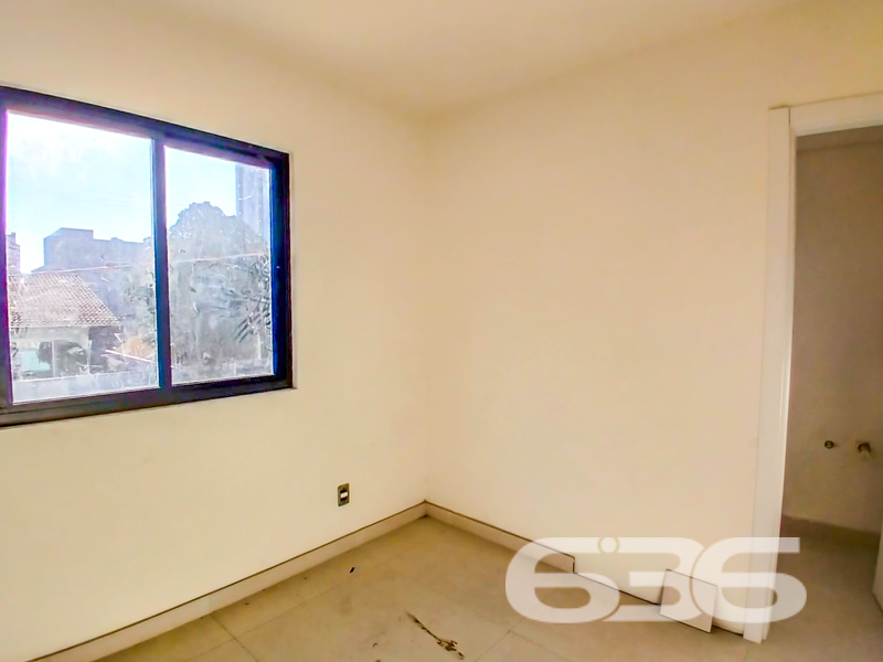 Se você está em busca do lar dos sonhos em Joinville, a 636 Negócios Imobiliários apresenta uma oportunidade imperdível no bairro Anita Garibaldi! Venha conhecer este apartamento incrível, projetado para proporcionar o máximo de conforto e praticidade para você e sua família.
Com uma construção moderna, este maravilhoso apartamento conta com uma área construída de 70,18m². Localizado em uma esquina estratégica do bairro, o imóvel proporciona fácil acesso a todas as comodidades que você precisa no dia a dia. A rua é pavimentada e você estará apenas alguns minutos de serviços essenciais, como escolas, hospitais e transporte público. Além disso, a proximidade com shoppings e vias principais facilita ainda mais sua rotina.
O apartamento é perfeito para quem procura um lugar acolhedor e funcional. Com uma suíte aconchegante, um dormitório adicional, e dois banheiros, o espaço é ideal para famílias ou para quem gosta de receber visitas. As amplas salas de estar e jantar proporcionam um ambiente convidativo e harmonioso, perfeito para momentos de lazer e convivência. A cozinha, conjugada com a copa, é prática e bem planejada, ideal para os amantes da culinária.
O imóvel também é equipado com todas as comodidades modernas que você merece, incluindo interfone e portão eletrônico para mais segurança. Para completar, há uma charmosa sacada para você relaxar ao ar livre, além de um lindo jardim que embeleza a entrada. Os animais são bem-vindos aqui, trazendo uma alegria adicional ao lar.
Não podemos deixar de mencionar a conexão de internet por fibra, essencial para quem trabalha remotamente ou simplesmente gosta de estar sempre conectado. E, para completar, o apartamento possui uma garagem descoberta, oferecendo mais praticidade no seu dia a dia.
Se você busca um imóvel que ofereça conforto, segurança e uma localização privilegiada, agende agora mesmo sua visita e venha se encantar com este apartamento espetacular no Anita Garibaldi. A 636 Negócios Imobiliários está à disposição para tornar o sonho da casa própria uma realidade para você e sua família. Entre em contato e descubra tudo o que este lugar especial tem para oferecer!
636 NEGÓCIOS IMOBILIÁRIOS: A SUA MELHOR ESCOLHA
Com mais de 30 anos de experiência, a 636 Negócios Imobiliários é sua parceira ideal para encontrar o imóvel perfeito. Estamos prontos para ajudá-lo a fazer deste imóvel o seu novo lar.
Telefone: (47) 3451-0636
WhatsApp: (47) 99190-0636
Não perca esta oportunidade única. Visite nosso site para mais informações: i636.com.br