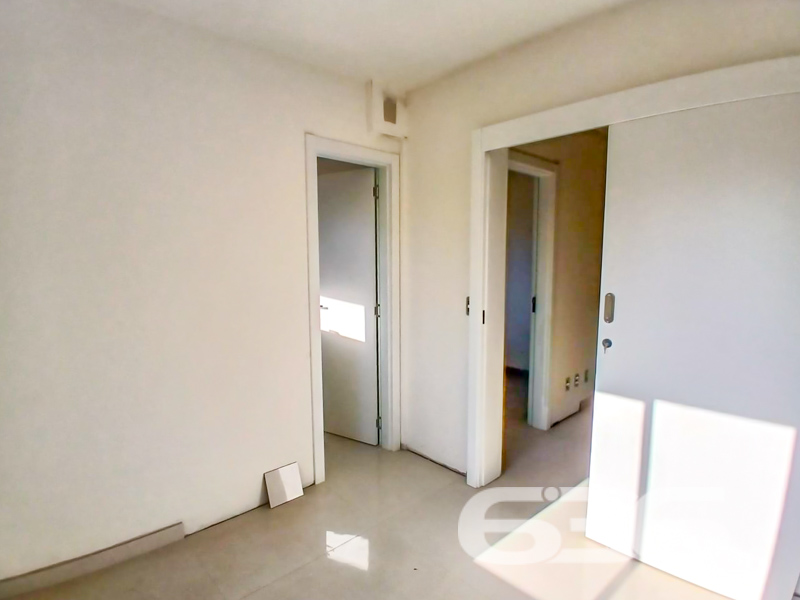 Se você está em busca do lar dos sonhos em Joinville, a 636 Negócios Imobiliários apresenta uma oportunidade imperdível no bairro Anita Garibaldi! Venha conhecer este apartamento incrível, projetado para proporcionar o máximo de conforto e praticidade para você e sua família.
Com uma construção moderna, este maravilhoso apartamento conta com uma área construída de 70,18m². Localizado em uma esquina estratégica do bairro, o imóvel proporciona fácil acesso a todas as comodidades que você precisa no dia a dia. A rua é pavimentada e você estará apenas alguns minutos de serviços essenciais, como escolas, hospitais e transporte público. Além disso, a proximidade com shoppings e vias principais facilita ainda mais sua rotina.
O apartamento é perfeito para quem procura um lugar acolhedor e funcional. Com uma suíte aconchegante, um dormitório adicional, e dois banheiros, o espaço é ideal para famílias ou para quem gosta de receber visitas. As amplas salas de estar e jantar proporcionam um ambiente convidativo e harmonioso, perfeito para momentos de lazer e convivência. A cozinha, conjugada com a copa, é prática e bem planejada, ideal para os amantes da culinária.
O imóvel também é equipado com todas as comodidades modernas que você merece, incluindo interfone e portão eletrônico para mais segurança. Para completar, há uma charmosa sacada para você relaxar ao ar livre, além de um lindo jardim que embeleza a entrada. Os animais são bem-vindos aqui, trazendo uma alegria adicional ao lar.
Não podemos deixar de mencionar a conexão de internet por fibra, essencial para quem trabalha remotamente ou simplesmente gosta de estar sempre conectado. E, para completar, o apartamento possui uma garagem descoberta, oferecendo mais praticidade no seu dia a dia.
Se você busca um imóvel que ofereça conforto, segurança e uma localização privilegiada, agende agora mesmo sua visita e venha se encantar com este apartamento espetacular no Anita Garibaldi. A 636 Negócios Imobiliários está à disposição para tornar o sonho da casa própria uma realidade para você e sua família. Entre em contato e descubra tudo o que este lugar especial tem para oferecer!
636 NEGÓCIOS IMOBILIÁRIOS: A SUA MELHOR ESCOLHA
Com mais de 30 anos de experiência, a 636 Negócios Imobiliários é sua parceira ideal para encontrar o imóvel perfeito. Estamos prontos para ajudá-lo a fazer deste imóvel o seu novo lar.
Telefone: (47) 3451-0636
WhatsApp: (47) 99190-0636
Não perca esta oportunidade única. Visite nosso site para mais informações: i636.com.br
