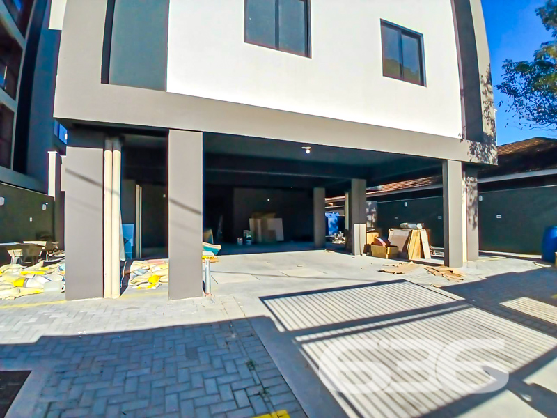Se você está em busca do lar dos sonhos em Joinville, a 636 Negócios Imobiliários apresenta uma oportunidade imperdível no bairro Anita Garibaldi! Venha conhecer este apartamento incrível, projetado para proporcionar o máximo de conforto e praticidade para você e sua família.
Com uma construção moderna, este maravilhoso apartamento conta com uma área construída de 70,18m². Localizado em uma esquina estratégica do bairro, o imóvel proporciona fácil acesso a todas as comodidades que você precisa no dia a dia. A rua é pavimentada e você estará apenas alguns minutos de serviços essenciais, como escolas, hospitais e transporte público. Além disso, a proximidade com shoppings e vias principais facilita ainda mais sua rotina.
O apartamento é perfeito para quem procura um lugar acolhedor e funcional. Com uma suíte aconchegante, um dormitório adicional, e dois banheiros, o espaço é ideal para famílias ou para quem gosta de receber visitas. As amplas salas de estar e jantar proporcionam um ambiente convidativo e harmonioso, perfeito para momentos de lazer e convivência. A cozinha, conjugada com a copa, é prática e bem planejada, ideal para os amantes da culinária.
O imóvel também é equipado com todas as comodidades modernas que você merece, incluindo interfone e portão eletrônico para mais segurança. Para completar, há uma charmosa sacada para você relaxar ao ar livre, além de um lindo jardim que embeleza a entrada. Os animais são bem-vindos aqui, trazendo uma alegria adicional ao lar.
Não podemos deixar de mencionar a conexão de internet por fibra, essencial para quem trabalha remotamente ou simplesmente gosta de estar sempre conectado. E, para completar, o apartamento possui uma garagem descoberta, oferecendo mais praticidade no seu dia a dia.
Se você busca um imóvel que ofereça conforto, segurança e uma localização privilegiada, agende agora mesmo sua visita e venha se encantar com este apartamento espetacular no Anita Garibaldi. A 636 Negócios Imobiliários está à disposição para tornar o sonho da casa própria uma realidade para você e sua família. Entre em contato e descubra tudo o que este lugar especial tem para oferecer!
636 NEGÓCIOS IMOBILIÁRIOS: A SUA MELHOR ESCOLHA
Com mais de 30 anos de experiência, a 636 Negócios Imobiliários é sua parceira ideal para encontrar o imóvel perfeito. Estamos prontos para ajudá-lo a fazer deste imóvel o seu novo lar.
Telefone: (47) 3451-0636
WhatsApp: (47) 99190-0636
Não perca esta oportunidade única. Visite nosso site para mais informações: i636.com.br