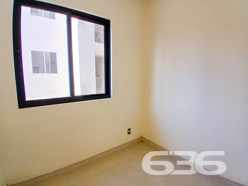 Se você está em busca do lar dos sonhos em Joinville, a 636 Negócios Imobiliários apresenta uma oportunidade imperdível no bairro Anita Garibaldi! Venha conhecer este apartamento incrível, projetado para proporcionar o máximo de conforto e praticidade para você e sua família.
Com uma construção moderna, este maravilhoso apartamento conta com uma área construída de 70,18m². Localizado em uma esquina estratégica do bairro, o imóvel proporciona fácil acesso a todas as comodidades que você precisa no dia a dia. A rua é pavimentada e você estará apenas alguns minutos de serviços essenciais, como escolas, hospitais e transporte público. Além disso, a proximidade com shoppings e vias principais facilita ainda mais sua rotina.
O apartamento é perfeito para quem procura um lugar acolhedor e funcional. Com uma suíte aconchegante, um dormitório adicional, e dois banheiros, o espaço é ideal para famílias ou para quem gosta de receber visitas. As amplas salas de estar e jantar proporcionam um ambiente convidativo e harmonioso, perfeito para momentos de lazer e convivência. A cozinha, conjugada com a copa, é prática e bem planejada, ideal para os amantes da culinária.
O imóvel também é equipado com todas as comodidades modernas que você merece, incluindo interfone e portão eletrônico para mais segurança. Para completar, há uma charmosa sacada para você relaxar ao ar livre, além de um lindo jardim que embeleza a entrada. Os animais são bem-vindos aqui, trazendo uma alegria adicional ao lar.
Não podemos deixar de mencionar a conexão de internet por fibra, essencial para quem trabalha remotamente ou simplesmente gosta de estar sempre conectado. E, para completar, o apartamento possui uma garagem descoberta, oferecendo mais praticidade no seu dia a dia.
Se você busca um imóvel que ofereça conforto, segurança e uma localização privilegiada, agende agora mesmo sua visita e venha se encantar com este apartamento espetacular no Anita Garibaldi. A 636 Negócios Imobiliários está à disposição para tornar o sonho da casa própria uma realidade para você e sua família. Entre em contato e descubra tudo o que este lugar especial tem para oferecer!
636 NEGÓCIOS IMOBILIÁRIOS: A SUA MELHOR ESCOLHA
Com mais de 30 anos de experiência, a 636 Negócios Imobiliários é sua parceira ideal para encontrar o imóvel perfeito. Estamos prontos para ajudá-lo a fazer deste imóvel o seu novo lar.
Telefone: (47) 3451-0636
WhatsApp: (47) 99190-0636
Não perca esta oportunidade única. Visite nosso site para mais informações: i636.com.br