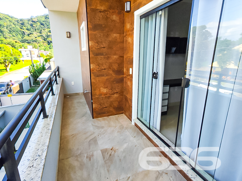 Geminado de alto padrão à venda em São Francisco do Sul/SC – Bairro Ubatuba
Apresentamos uma residência que alia sofisticação, conforto e funcionalidade em cada detalhe. Localizada no bairro Ubatuba, em rua pavimentada e com fácil acesso a serviços essenciais, esta casa é ideal para quem busca qualidade de vida, modernidade e um espaço pronto para morar.
Este sobrado geminado oferece 187,12m² de área, distribuídos de forma inteligente em um terreno plano de 225m².
A cozinha gourmet é um verdadeiro convite à convivência, equipada com móveis sob medida, bancada em granito, ilha central, iluminação moderna e total integração com a sala de jantar e área externa.
A área de lazer é um espetáculo à parte: piscina, varanda com redes, churrasqueira, fogão a lenha e amplo espaço gourmet. Ideal para momentos em família ou para receber amigos com conforto e estilo.
São 3 dormitórios, incluindo uma suíte aconchegante com sacada. Todos os cômodos contam com excelente iluminação natural, móveis planejados e ar-condicionado. O imóvel ainda possui 3 banheiros, lavabo, despensa, área de serviço independente, e vaga para até 4 carros (2 cobertas e 2 descobertas), com portão eletrônico e total segurança.
Mais do que um imóvel, essa é uma residência pensada para quem valoriza o bom gosto, a praticidade e a exclusividade. E o melhor: ela será vendida praticamente toda mobiliada!
Diferenciais que fazem a diferença:
* Piscina e espaço gourmet completo
* Móveis embutidos e ar-condicionado inclusos
* Conexão de internet por fibra ótica
* Rua tranquila, pavimentada e com ótima vizinhança
* Imóvel impecável, pronto para morar!
Não perca essa oportunidade única. Agende sua visita com a 636 Negócios Imobiliários e encante-se com cada detalhe desta casa dos sonhos!
636 NEGÓCIOS IMOBILIÁRIOS: A SUA MELHOR ESCOLHA
Com mais de 30 anos de experiência, a 636 Negócios Imobiliários é sua parceira ideal para encontrar o imóvel perfeito. Estamos prontos para ajudá-lo a fazer deste imóvel o seu novo lar.
Telefone: (47) 3451-0636
WhatsApp: (47) 99190-0636
Não perca esta oportunidade única. Visite nosso site para mais informações: i636.com.br