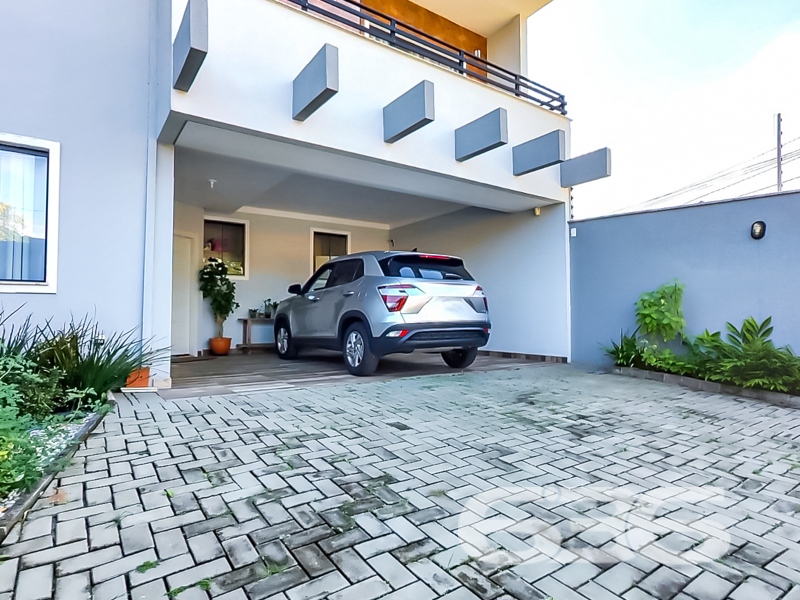 Geminado de alto padrão à venda em São Francisco do Sul/SC – Bairro Ubatuba
Apresentamos uma residência que alia sofisticação, conforto e funcionalidade em cada detalhe. Localizada no bairro Ubatuba, em rua pavimentada e com fácil acesso a serviços essenciais, esta casa é ideal para quem busca qualidade de vida, modernidade e um espaço pronto para morar.
Este sobrado geminado oferece 187,12m² de área, distribuídos de forma inteligente em um terreno plano de 225m².
A cozinha gourmet é um verdadeiro convite à convivência, equipada com móveis sob medida, bancada em granito, ilha central, iluminação moderna e total integração com a sala de jantar e área externa.
A área de lazer é um espetáculo à parte: piscina, varanda com redes, churrasqueira, fogão a lenha e amplo espaço gourmet. Ideal para momentos em família ou para receber amigos com conforto e estilo.
São 3 dormitórios, incluindo uma suíte aconchegante com sacada. Todos os cômodos contam com excelente iluminação natural, móveis planejados e ar-condicionado. O imóvel ainda possui 3 banheiros, lavabo, despensa, área de serviço independente, e vaga para até 4 carros (2 cobertas e 2 descobertas), com portão eletrônico e total segurança.
Mais do que um imóvel, essa é uma residência pensada para quem valoriza o bom gosto, a praticidade e a exclusividade. E o melhor: ela será vendida praticamente toda mobiliada!
Diferenciais que fazem a diferença:
* Piscina e espaço gourmet completo
* Móveis embutidos e ar-condicionado inclusos
* Conexão de internet por fibra ótica
* Rua tranquila, pavimentada e com ótima vizinhança
* Imóvel impecável, pronto para morar!
Não perca essa oportunidade única. Agende sua visita com a 636 Negócios Imobiliários e encante-se com cada detalhe desta casa dos sonhos!
636 NEGÓCIOS IMOBILIÁRIOS: A SUA MELHOR ESCOLHA
Com mais de 30 anos de experiência, a 636 Negócios Imobiliários é sua parceira ideal para encontrar o imóvel perfeito. Estamos prontos para ajudá-lo a fazer deste imóvel o seu novo lar.
Telefone: (47) 3451-0636
WhatsApp: (47) 99190-0636
Não perca esta oportunidade única. Visite nosso site para mais informações: i636.com.br