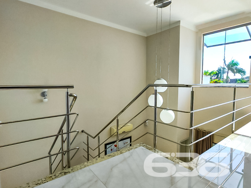 Geminado de alto padrão à venda em São Francisco do Sul/SC – Bairro Ubatuba
Apresentamos uma residência que alia sofisticação, conforto e funcionalidade em cada detalhe. Localizada no bairro Ubatuba, em rua pavimentada e com fácil acesso a serviços essenciais, esta casa é ideal para quem busca qualidade de vida, modernidade e um espaço pronto para morar.
Este sobrado geminado oferece 187,12m² de área, distribuídos de forma inteligente em um terreno plano de 225m².
A cozinha gourmet é um verdadeiro convite à convivência, equipada com móveis sob medida, bancada em granito, ilha central, iluminação moderna e total integração com a sala de jantar e área externa.
A área de lazer é um espetáculo à parte: piscina, varanda com redes, churrasqueira, fogão a lenha e amplo espaço gourmet. Ideal para momentos em família ou para receber amigos com conforto e estilo.
São 3 dormitórios, incluindo uma suíte aconchegante com sacada. Todos os cômodos contam com excelente iluminação natural, móveis planejados e ar-condicionado. O imóvel ainda possui 3 banheiros, lavabo, despensa, área de serviço independente, e vaga para até 4 carros (2 cobertas e 2 descobertas), com portão eletrônico e total segurança.
Mais do que um imóvel, essa é uma residência pensada para quem valoriza o bom gosto, a praticidade e a exclusividade. E o melhor: ela será vendida praticamente toda mobiliada!
Diferenciais que fazem a diferença:
* Piscina e espaço gourmet completo
* Móveis embutidos e ar-condicionado inclusos
* Conexão de internet por fibra ótica
* Rua tranquila, pavimentada e com ótima vizinhança
* Imóvel impecável, pronto para morar!
Não perca essa oportunidade única. Agende sua visita com a 636 Negócios Imobiliários e encante-se com cada detalhe desta casa dos sonhos!
636 NEGÓCIOS IMOBILIÁRIOS: A SUA MELHOR ESCOLHA
Com mais de 30 anos de experiência, a 636 Negócios Imobiliários é sua parceira ideal para encontrar o imóvel perfeito. Estamos prontos para ajudá-lo a fazer deste imóvel o seu novo lar.
Telefone: (47) 3451-0636
WhatsApp: (47) 99190-0636
Não perca esta oportunidade única. Visite nosso site para mais informações: i636.com.br