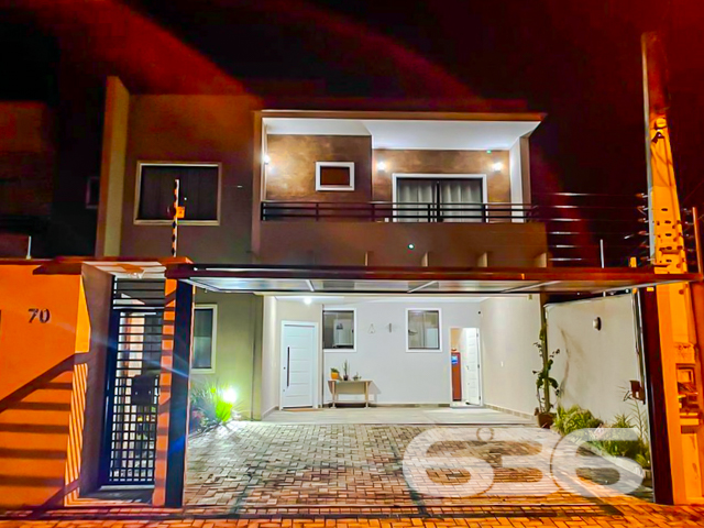 Geminado de alto padrão à venda em São Francisco do Sul/SC – Bairro Ubatuba
Apresentamos uma residência que alia sofisticação, conforto e funcionalidade em cada detalhe. Localizada no bairro Ubatuba, em rua pavimentada e com fácil acesso a serviços essenciais, esta casa é ideal para quem busca qualidade de vida, modernidade e um espaço pronto para morar.
Este sobrado geminado oferece 187,12m² de área, distribuídos de forma inteligente em um terreno plano de 225m².
A cozinha gourmet é um verdadeiro convite à convivência, equipada com móveis sob medida, bancada em granito, ilha central, iluminação moderna e total integração com a sala de jantar e área externa.
A área de lazer é um espetáculo à parte: piscina, varanda com redes, churrasqueira, fogão a lenha e amplo espaço gourmet. Ideal para momentos em família ou para receber amigos com conforto e estilo.
São 3 dormitórios, incluindo uma suíte aconchegante com sacada. Todos os cômodos contam com excelente iluminação natural, móveis planejados e ar-condicionado. O imóvel ainda possui 3 banheiros, lavabo, despensa, área de serviço independente, e vaga para até 4 carros (2 cobertas e 2 descobertas), com portão eletrônico e total segurança.
Mais do que um imóvel, essa é uma residência pensada para quem valoriza o bom gosto, a praticidade e a exclusividade. E o melhor: ela será vendida praticamente toda mobiliada!
Diferenciais que fazem a diferença:
* Piscina e espaço gourmet completo
* Móveis embutidos e ar-condicionado inclusos
* Conexão de internet por fibra ótica
* Rua tranquila, pavimentada e com ótima vizinhança
* Imóvel impecável, pronto para morar!
Não perca essa oportunidade única. Agende sua visita com a 636 Negócios Imobiliários e encante-se com cada detalhe desta casa dos sonhos!
636 NEGÓCIOS IMOBILIÁRIOS: A SUA MELHOR ESCOLHA
Com mais de 30 anos de experiência, a 636 Negócios Imobiliários é sua parceira ideal para encontrar o imóvel perfeito. Estamos prontos para ajudá-lo a fazer deste imóvel o seu novo lar.
Telefone: (47) 3451-0636
WhatsApp: (47) 99190-0636
Não perca esta oportunidade única. Visite nosso site para mais informações: i636.com.br