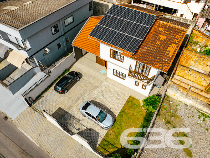 Conforto, espaço e localização estratégica, Confira na Região Sul de Joinville.

Uma combinação de Conforto e tranquilidade residencial ou Comercial com fácil acesso a comércios, escolas, hospitais, transporte público e até mesmo centros comerciais. Este imóvel se destaca como uma solução completa para quem deseja unir bem-estar e praticidade. 

Com 204m² de área, esta residência foi projetada para oferecer funcionalidade e aconchego em cada detalhe. São 3 dormitórios amplos, sendo 1 suíte confortável e mais 2 banheiros sociais, todos bem distribuídos e com excelente acabamento. Os ambientes contam ainda com um home office, perfeito para quem trabalha em casa, além de uma agradável sala de estar, mais um escritório no térreo, Cozinha integrada a Sala de Jantar e área de festas,  espaços que promovem o convívio familiar e o conforto diário.

A cozinha planejada, assim como demais comodos, contam com móveis sob medida que permanecem no imóvel.  Há também uma despensa que contribui para a organização e funcionalidade do dia a dia. A área externa é um dos grandes destaques: confortável para 5 veiculos e mais 2 vagas de garaegens cobertas, nos fundos, ainda conta com um belo espaço de terreno, possivel para uma intalação da sua piscina.
ou seja, 1 suite, mais 2 dormitórios, 2 escritórios , Sacada, lavabo, áreas de serviço ampla,  são 3 banheiros, 1 lavablo, portão eletrônico, muros com grades, e vagas para até 7 veículos (sendo 5 descobertas e 2 cobertas). Além disso, os condicionadores de ar e os móveis embutidos também permanecem, agregando valor e praticidade.
Placas Solares em possivel negociação.

Outro diferencial importante é sua topografia, que facilita tanto o acesso quanto futuras adaptações, e sua localização em rua pavimentada, o que valoriza ainda mais o investimento.

636 NEGÓCIOS IMOBILIÁRIOS: A SUA MELHOR ESCOLHA
Com mais de 30 anos de experiência, a 636 Negócios Imobiliários é sua parceira ideal para encontrar o imóvel perfeito. Estamos prontos para ajudá-lo a fazer deste imóvel o seu novo lar. AGENDE SUA VISITA! e analisaremos a sua PROPOOSTA.
 
Telefone: (47) 3451-0636
WhatsApp: (47) 99190-0636
 
Não perca esta oportunidade única. Visite nosso site para mais informações: i636.com.br