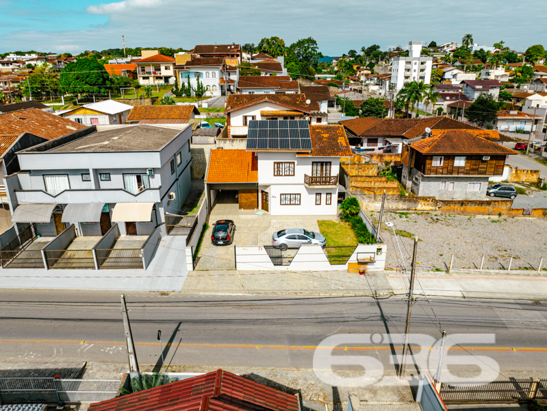 Conforto, espaço e localização estratégica, Confira na Região Sul de Joinville.

Uma combinação de Conforto e tranquilidade residencial ou Comercial com fácil acesso a comércios, escolas, hospitais, transporte público e até mesmo centros comerciais. Este imóvel se destaca como uma solução completa para quem deseja unir bem-estar e praticidade. 

Com 204m² de área, esta residência foi projetada para oferecer funcionalidade e aconchego em cada detalhe. São 3 dormitórios amplos, sendo 1 suíte confortável e mais 2 banheiros sociais, todos bem distribuídos e com excelente acabamento. Os ambientes contam ainda com um home office, perfeito para quem trabalha em casa, além de uma agradável sala de estar, mais um escritório no térreo, Cozinha integrada a Sala de Jantar e área de festas,  espaços que promovem o convívio familiar e o conforto diário.

A cozinha planejada, assim como demais comodos, contam com móveis sob medida que permanecem no imóvel.  Há também uma despensa que contribui para a organização e funcionalidade do dia a dia. A área externa é um dos grandes destaques: confortável para 5 veiculos e mais 2 vagas de garaegens cobertas, nos fundos, ainda conta com um belo espaço de terreno, possivel para uma intalação da sua piscina.
ou seja, 1 suite, mais 2 dormitórios, 2 escritórios , Sacada, lavabo, áreas de serviço ampla,  são 3 banheiros, 1 lavablo, portão eletrônico, muros com grades, e vagas para até 7 veículos (sendo 5 descobertas e 2 cobertas). Além disso, os condicionadores de ar e os móveis embutidos também permanecem, agregando valor e praticidade.
Placas Solares em possivel negociação.

Outro diferencial importante é sua topografia, que facilita tanto o acesso quanto futuras adaptações, e sua localização em rua pavimentada, o que valoriza ainda mais o investimento.

636 NEGÓCIOS IMOBILIÁRIOS: A SUA MELHOR ESCOLHA
Com mais de 30 anos de experiência, a 636 Negócios Imobiliários é sua parceira ideal para encontrar o imóvel perfeito. Estamos prontos para ajudá-lo a fazer deste imóvel o seu novo lar. AGENDE SUA VISITA! e analisaremos a sua PROPOOSTA.
 
Telefone: (47) 3451-0636
WhatsApp: (47) 99190-0636
 
Não perca esta oportunidade única. Visite nosso site para mais informações: i636.com.br