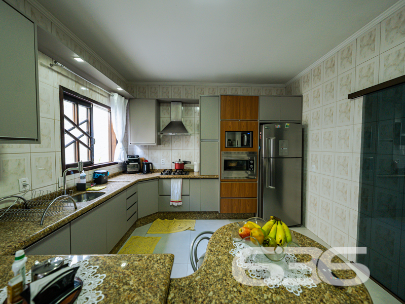 Conforto, espaço e localização estratégica, Confira na Região Sul de Joinville.

Uma combinação de Conforto e tranquilidade residencial ou Comercial com fácil acesso a comércios, escolas, hospitais, transporte público e até mesmo centros comerciais. Este imóvel se destaca como uma solução completa para quem deseja unir bem-estar e praticidade. 

Com 204m² de área, esta residência foi projetada para oferecer funcionalidade e aconchego em cada detalhe. São 3 dormitórios amplos, sendo 1 suíte confortável e mais 2 banheiros sociais, todos bem distribuídos e com excelente acabamento. Os ambientes contam ainda com um home office, perfeito para quem trabalha em casa, além de uma agradável sala de estar, mais um escritório no térreo, Cozinha integrada a Sala de Jantar e área de festas,  espaços que promovem o convívio familiar e o conforto diário.

A cozinha planejada, assim como demais comodos, contam com móveis sob medida que permanecem no imóvel.  Há também uma despensa que contribui para a organização e funcionalidade do dia a dia. A área externa é um dos grandes destaques: confortável para 5 veiculos e mais 2 vagas de garaegens cobertas, nos fundos, ainda conta com um belo espaço de terreno, possivel para uma intalação da sua piscina.
ou seja, 1 suite, mais 2 dormitórios, 2 escritórios , Sacada, lavabo, áreas de serviço ampla,  são 3 banheiros, 1 lavablo, portão eletrônico, muros com grades, e vagas para até 7 veículos (sendo 5 descobertas e 2 cobertas). Além disso, os condicionadores de ar e os móveis embutidos também permanecem, agregando valor e praticidade.
Placas Solares em possivel negociação.

Outro diferencial importante é sua topografia, que facilita tanto o acesso quanto futuras adaptações, e sua localização em rua pavimentada, o que valoriza ainda mais o investimento.

636 NEGÓCIOS IMOBILIÁRIOS: A SUA MELHOR ESCOLHA
Com mais de 30 anos de experiência, a 636 Negócios Imobiliários é sua parceira ideal para encontrar o imóvel perfeito. Estamos prontos para ajudá-lo a fazer deste imóvel o seu novo lar. AGENDE SUA VISITA! e analisaremos a sua PROPOOSTA.
 
Telefone: (47) 3451-0636
WhatsApp: (47) 99190-0636
 
Não perca esta oportunidade única. Visite nosso site para mais informações: i636.com.br