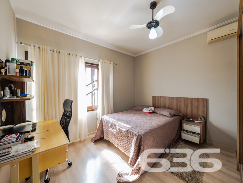 Conforto, espaço e localização estratégica, Confira na Região Sul de Joinville.

Uma combinação de Conforto e tranquilidade residencial ou Comercial com fácil acesso a comércios, escolas, hospitais, transporte público e até mesmo centros comerciais. Este imóvel se destaca como uma solução completa para quem deseja unir bem-estar e praticidade. 

Com 204m² de área, esta residência foi projetada para oferecer funcionalidade e aconchego em cada detalhe. São 3 dormitórios amplos, sendo 1 suíte confortável e mais 2 banheiros sociais, todos bem distribuídos e com excelente acabamento. Os ambientes contam ainda com um home office, perfeito para quem trabalha em casa, além de uma agradável sala de estar, mais um escritório no térreo, Cozinha integrada a Sala de Jantar e área de festas,  espaços que promovem o convívio familiar e o conforto diário.

A cozinha planejada, assim como demais comodos, contam com móveis sob medida que permanecem no imóvel.  Há também uma despensa que contribui para a organização e funcionalidade do dia a dia. A área externa é um dos grandes destaques: confortável para 5 veiculos e mais 2 vagas de garaegens cobertas, nos fundos, ainda conta com um belo espaço de terreno, possivel para uma intalação da sua piscina.
ou seja, 1 suite, mais 2 dormitórios, 2 escritórios , Sacada, lavabo, áreas de serviço ampla,  são 3 banheiros, 1 lavablo, portão eletrônico, muros com grades, e vagas para até 7 veículos (sendo 5 descobertas e 2 cobertas). Além disso, os condicionadores de ar e os móveis embutidos também permanecem, agregando valor e praticidade.
Placas Solares em possivel negociação.

Outro diferencial importante é sua topografia, que facilita tanto o acesso quanto futuras adaptações, e sua localização em rua pavimentada, o que valoriza ainda mais o investimento.

636 NEGÓCIOS IMOBILIÁRIOS: A SUA MELHOR ESCOLHA
Com mais de 30 anos de experiência, a 636 Negócios Imobiliários é sua parceira ideal para encontrar o imóvel perfeito. Estamos prontos para ajudá-lo a fazer deste imóvel o seu novo lar. AGENDE SUA VISITA! e analisaremos a sua PROPOOSTA.
 
Telefone: (47) 3451-0636
WhatsApp: (47) 99190-0636
 
Não perca esta oportunidade única. Visite nosso site para mais informações: i636.com.br