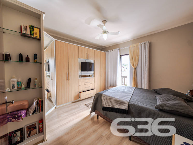 Conforto, espaço e localização estratégica, Confira na Região Sul de Joinville.

Uma combinação de Conforto e tranquilidade residencial ou Comercial com fácil acesso a comércios, escolas, hospitais, transporte público e até mesmo centros comerciais. Este imóvel se destaca como uma solução completa para quem deseja unir bem-estar e praticidade. 

Com 204m² de área, esta residência foi projetada para oferecer funcionalidade e aconchego em cada detalhe. São 3 dormitórios amplos, sendo 1 suíte confortável e mais 2 banheiros sociais, todos bem distribuídos e com excelente acabamento. Os ambientes contam ainda com um home office, perfeito para quem trabalha em casa, além de uma agradável sala de estar, mais um escritório no térreo, Cozinha integrada a Sala de Jantar e área de festas,  espaços que promovem o convívio familiar e o conforto diário.

A cozinha planejada, assim como demais comodos, contam com móveis sob medida que permanecem no imóvel.  Há também uma despensa que contribui para a organização e funcionalidade do dia a dia. A área externa é um dos grandes destaques: confortável para 5 veiculos e mais 2 vagas de garaegens cobertas, nos fundos, ainda conta com um belo espaço de terreno, possivel para uma intalação da sua piscina.
ou seja, 1 suite, mais 2 dormitórios, 2 escritórios , Sacada, lavabo, áreas de serviço ampla,  são 3 banheiros, 1 lavablo, portão eletrônico, muros com grades, e vagas para até 7 veículos (sendo 5 descobertas e 2 cobertas). Além disso, os condicionadores de ar e os móveis embutidos também permanecem, agregando valor e praticidade.
Placas Solares em possivel negociação.

Outro diferencial importante é sua topografia, que facilita tanto o acesso quanto futuras adaptações, e sua localização em rua pavimentada, o que valoriza ainda mais o investimento.

636 NEGÓCIOS IMOBILIÁRIOS: A SUA MELHOR ESCOLHA
Com mais de 30 anos de experiência, a 636 Negócios Imobiliários é sua parceira ideal para encontrar o imóvel perfeito. Estamos prontos para ajudá-lo a fazer deste imóvel o seu novo lar. AGENDE SUA VISITA! e analisaremos a sua PROPOOSTA.
 
Telefone: (47) 3451-0636
WhatsApp: (47) 99190-0636
 
Não perca esta oportunidade única. Visite nosso site para mais informações: i636.com.br