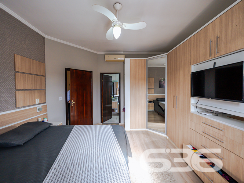 Conforto, espaço e localização estratégica, Confira na Região Sul de Joinville.

Uma combinação de Conforto e tranquilidade residencial ou Comercial com fácil acesso a comércios, escolas, hospitais, transporte público e até mesmo centros comerciais. Este imóvel se destaca como uma solução completa para quem deseja unir bem-estar e praticidade. 

Com 204m² de área, esta residência foi projetada para oferecer funcionalidade e aconchego em cada detalhe. São 3 dormitórios amplos, sendo 1 suíte confortável e mais 2 banheiros sociais, todos bem distribuídos e com excelente acabamento. Os ambientes contam ainda com um home office, perfeito para quem trabalha em casa, além de uma agradável sala de estar, mais um escritório no térreo, Cozinha integrada a Sala de Jantar e área de festas,  espaços que promovem o convívio familiar e o conforto diário.

A cozinha planejada, assim como demais comodos, contam com móveis sob medida que permanecem no imóvel.  Há também uma despensa que contribui para a organização e funcionalidade do dia a dia. A área externa é um dos grandes destaques: confortável para 5 veiculos e mais 2 vagas de garaegens cobertas, nos fundos, ainda conta com um belo espaço de terreno, possivel para uma intalação da sua piscina.
ou seja, 1 suite, mais 2 dormitórios, 2 escritórios , Sacada, lavabo, áreas de serviço ampla,  são 3 banheiros, 1 lavablo, portão eletrônico, muros com grades, e vagas para até 7 veículos (sendo 5 descobertas e 2 cobertas). Além disso, os condicionadores de ar e os móveis embutidos também permanecem, agregando valor e praticidade.
Placas Solares em possivel negociação.

Outro diferencial importante é sua topografia, que facilita tanto o acesso quanto futuras adaptações, e sua localização em rua pavimentada, o que valoriza ainda mais o investimento.

636 NEGÓCIOS IMOBILIÁRIOS: A SUA MELHOR ESCOLHA
Com mais de 30 anos de experiência, a 636 Negócios Imobiliários é sua parceira ideal para encontrar o imóvel perfeito. Estamos prontos para ajudá-lo a fazer deste imóvel o seu novo lar. AGENDE SUA VISITA! e analisaremos a sua PROPOOSTA.
 
Telefone: (47) 3451-0636
WhatsApp: (47) 99190-0636
 
Não perca esta oportunidade única. Visite nosso site para mais informações: i636.com.br