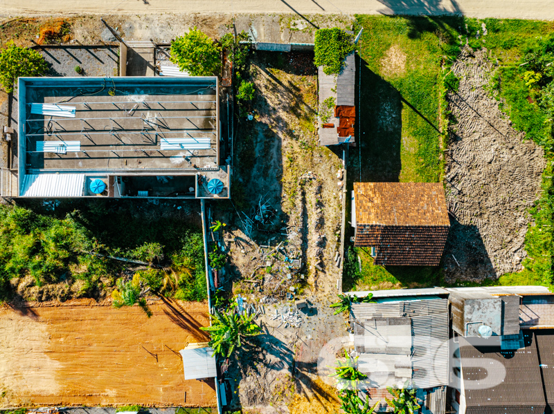 Terreno à venda no bairro Costeira em Balneário Barra do Sul/SC – 300m² | Ótima localização próxima à escola e igreja

Este é o momento ideal para investir em uma das regiões que mais crescem no litoral norte catarinense. Apresentamos este terreno plano com 300,00 m², localizado no bairro Costeira, em Balneário Barra do Sul/SC. 

O terreno está situado em via sem pavimentação, o que reforça o perfil tranquilo e residencial da região — ideal para quem busca sossego e contato com a natureza, sem abrir mão da praticidade. A poucos metros você encontra escola municipal, igreja católica, além de estar em uma zona com boa vizinhança e potencial de valorização.

Outro grande diferencial é a posição estratégica: as imagens aéreas destacam a proximidade com áreas urbanizadas e com o mar, tornando o terreno atrativo tanto para quem deseja construir sua moradia quanto para investidores que visam projetos imobiliários.

A topografia plana facilita a execução de obras, reduzindo custos com movimentação de solo. O lote encontra-se parcialmente murado e cercado, com estrutura inicial de construção que pode ser reaproveitada ou retirada conforme necessidade.

A 636 Negócios Imobiliários, com mais de 30 anos de tradição e excelência técnica, está à sua disposição para intermediar esta oportunidade com toda segurança e suporte jurídico que sua aquisição merece.

Seu novo projeto começa aqui. Agende sua visita.
 
636 NEGÓCIOS IMOBILIÁRIOS: A SUA MELHOR ESCOLHA
Com mais de 30 anos de experiência, a 636 Negócios Imobiliários é sua parceira ideal para encontrar o imóvel perfeito. Estamos prontos para ajudá-lo a fazer deste imóvel o seu novo lar.
 
Telefone: (47) 3451-0636
WhatsApp: (47) 99190-0636
 
Não perca esta oportunidade única. Visite nosso site para mais informações: i636.com.br