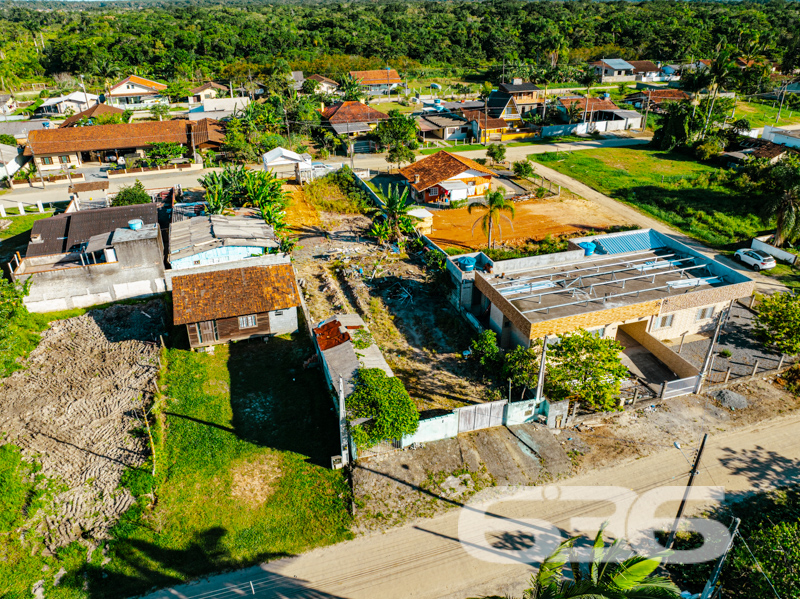 Terreno à venda no bairro Costeira em Balneário Barra do Sul/SC – 300m² | Ótima localização próxima à escola e igreja

Este é o momento ideal para investir em uma das regiões que mais crescem no litoral norte catarinense. Apresentamos este terreno plano com 300,00 m², localizado no bairro Costeira, em Balneário Barra do Sul/SC. 

O terreno está situado em via sem pavimentação, o que reforça o perfil tranquilo e residencial da região — ideal para quem busca sossego e contato com a natureza, sem abrir mão da praticidade. A poucos metros você encontra escola municipal, igreja católica, além de estar em uma zona com boa vizinhança e potencial de valorização.

Outro grande diferencial é a posição estratégica: as imagens aéreas destacam a proximidade com áreas urbanizadas e com o mar, tornando o terreno atrativo tanto para quem deseja construir sua moradia quanto para investidores que visam projetos imobiliários.

A topografia plana facilita a execução de obras, reduzindo custos com movimentação de solo. O lote encontra-se parcialmente murado e cercado, com estrutura inicial de construção que pode ser reaproveitada ou retirada conforme necessidade.

A 636 Negócios Imobiliários, com mais de 30 anos de tradição e excelência técnica, está à sua disposição para intermediar esta oportunidade com toda segurança e suporte jurídico que sua aquisição merece.

Seu novo projeto começa aqui. Agende sua visita.
 
636 NEGÓCIOS IMOBILIÁRIOS: A SUA MELHOR ESCOLHA
Com mais de 30 anos de experiência, a 636 Negócios Imobiliários é sua parceira ideal para encontrar o imóvel perfeito. Estamos prontos para ajudá-lo a fazer deste imóvel o seu novo lar.
 
Telefone: (47) 3451-0636
WhatsApp: (47) 99190-0636
 
Não perca esta oportunidade única. Visite nosso site para mais informações: i636.com.br