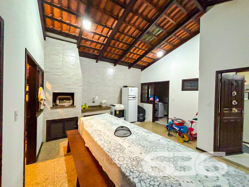 Seu novo lar no bairro Saguaçu – Joinville/SC
Para quem busca conforto, espaço e localização estratégica, esta charmosa residência térrea é a escolha certa. Com 285m² de área construída em um amplo terreno de 620m², o imóvel oferece uma estrutura completa para viver bem com sua família.

A casa conta com 2 dormitórios amplos, sendo 1 suíte, além de 3 banheiros bem distribuídos. A sala de estar espaçosa é perfeita para reunir a família, com ambientes integrados à sala de jantar que garante o acolhimento necessário para momentos especiais.

São duas cozinhas funcionais, com excelente espaço de armazenamento, e área de serviço separada. A casa ainda conta com despensa e jardim de inverno que contribui com ventilação e luminosidade natural aos ambientes internos.

O espaço de lazer é um diferencial: uma ampla área de festas coberta com churrasqueira e estrutura de apoio, ideal para confraternizações. A edícula nos fundos oferece mais praticidade no dia a dia ou pode ser utilizada como espaço multiuso. Há também uma charmosa varanda com redes, perfeita para o descanso ao fim da tarde.

* 6 vagas de garagem descobertas + 2 cobertas
* Ficam os móveis de cozinha e móveis embutidos
* Imóvel murado, com portão eletrônico
* Jardim frontal e ótima ventilação natural
* Conexão com internet por fibra óptica
* Aceita animais
* Próximo a escolas, hospitais, supermercados, shoppings e vias de acesso

Localizado no coração do bairro Saguaçu, em rua pavimentada e tranquila, este imóvel oferece toda a praticidade urbana com a tranquilidade que sua família merece.

Atendimento rápido e personalizado: estamos prontos para ajudar você a conquistar o seu novo lar.
 
636 NEGÓCIOS IMOBILIÁRIOS: A SUA MELHOR ESCOLHA
Com mais de 30 anos de experiência, a 636 Negócios Imobiliários é sua parceira ideal para encontrar o imóvel perfeito. Estamos prontos para ajudá-lo a fazer deste imóvel o seu novo lar.
 
Telefone: (47) 3451-0636
WhatsApp: (47) 99190-0636
 
Não perca esta oportunidade única. Visite nosso site para mais informações: i636.com.br
